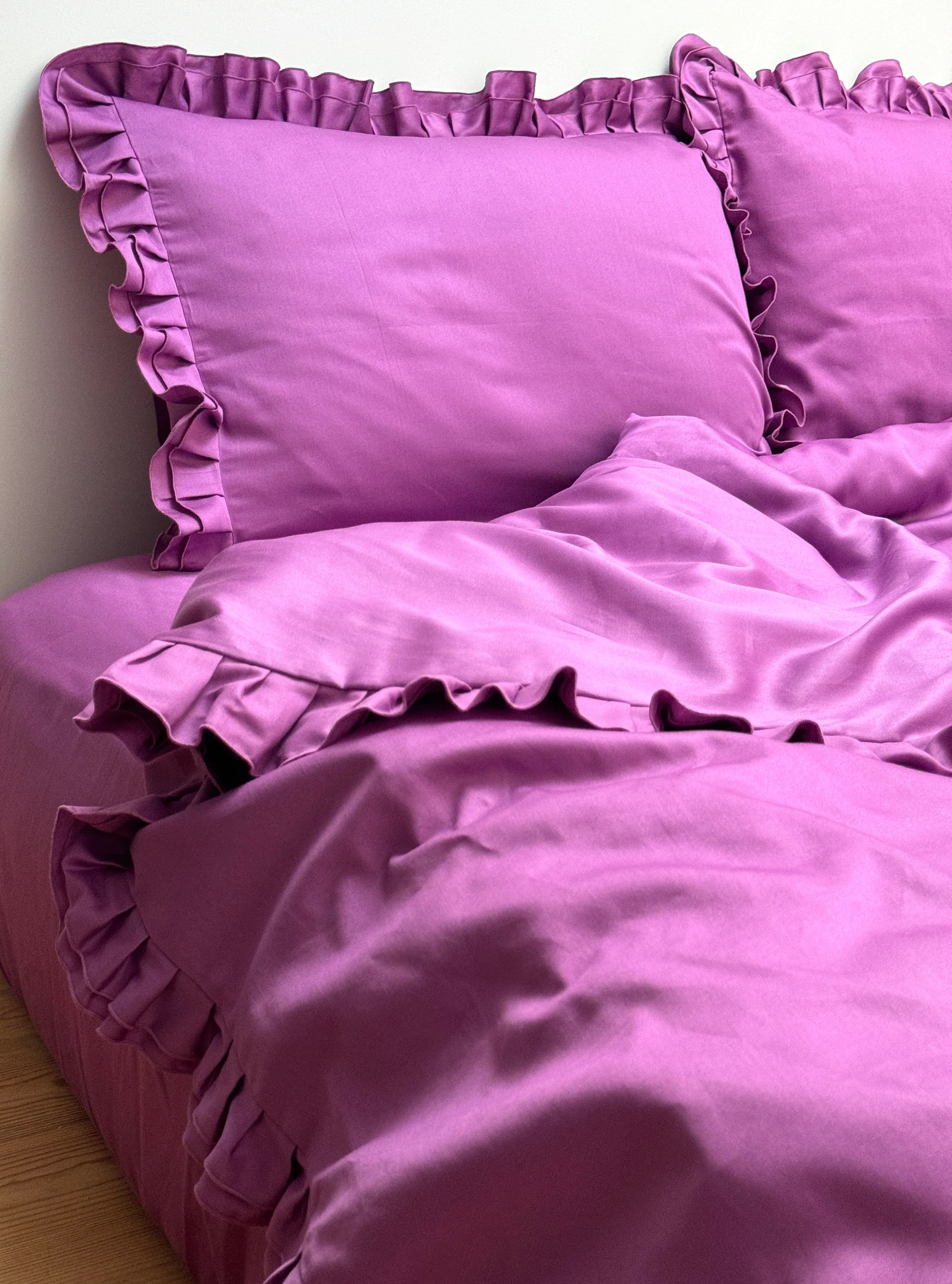 Satin Bedding Made from Mercerized Turkish Cotton in Dark Grey with Ruffle – 140 g/m²