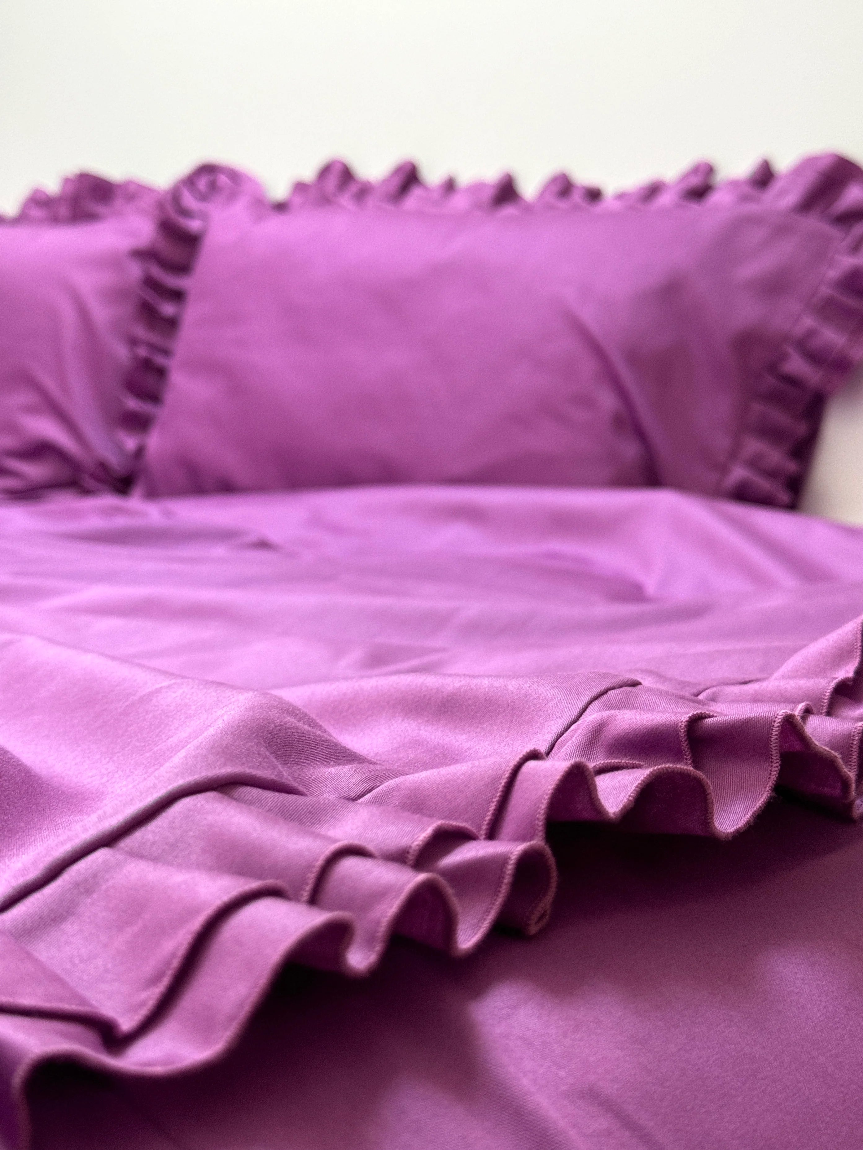 Satin Bedding Made from Mercerized Turkish Cotton in Dark Grey with Ruffle – 140 g/m²