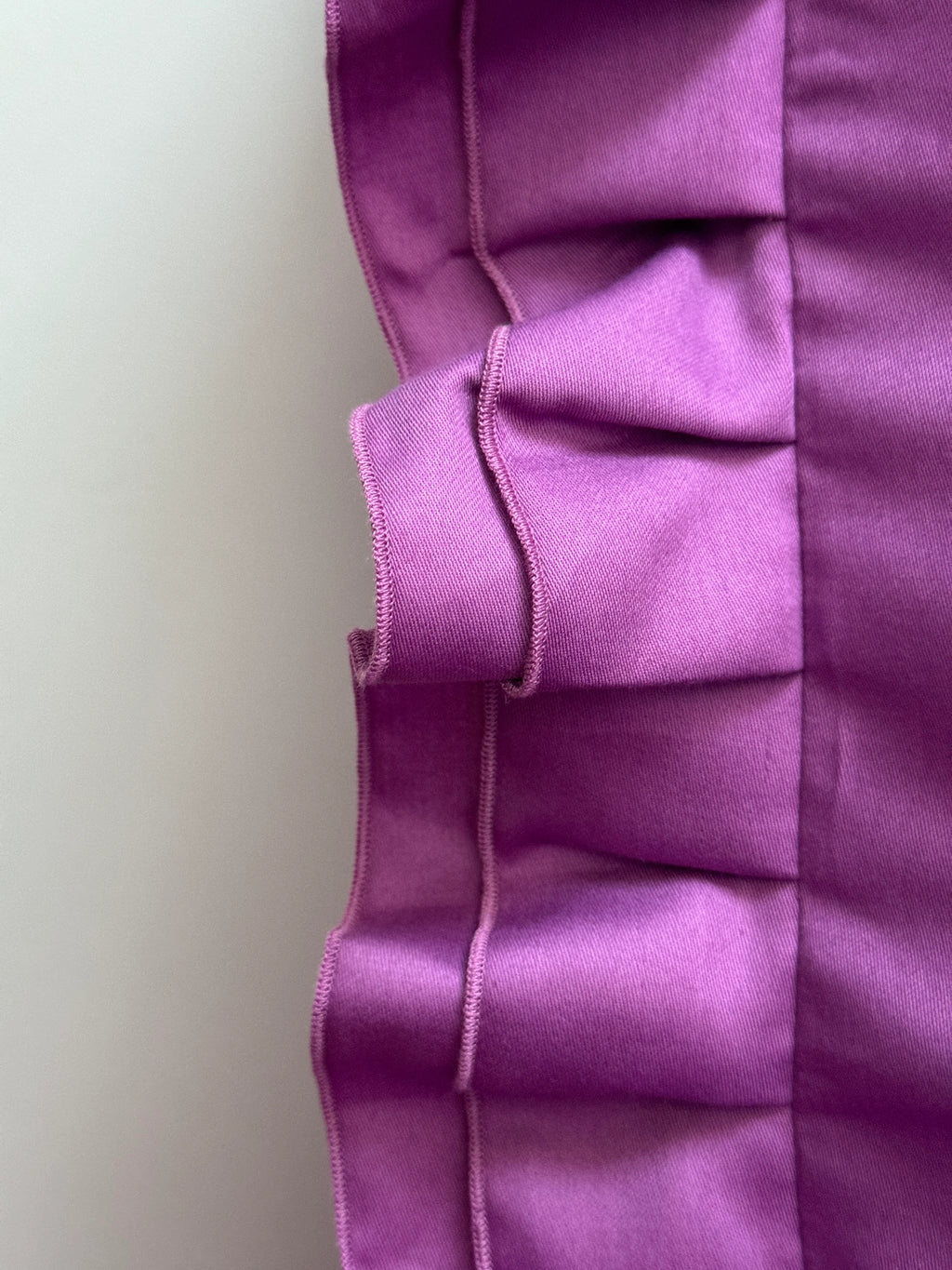 Satinbettwäsche aus mercerisierter türkischer Baumwolle in Dunkelgrau mit Rüschen – 140 g/m²