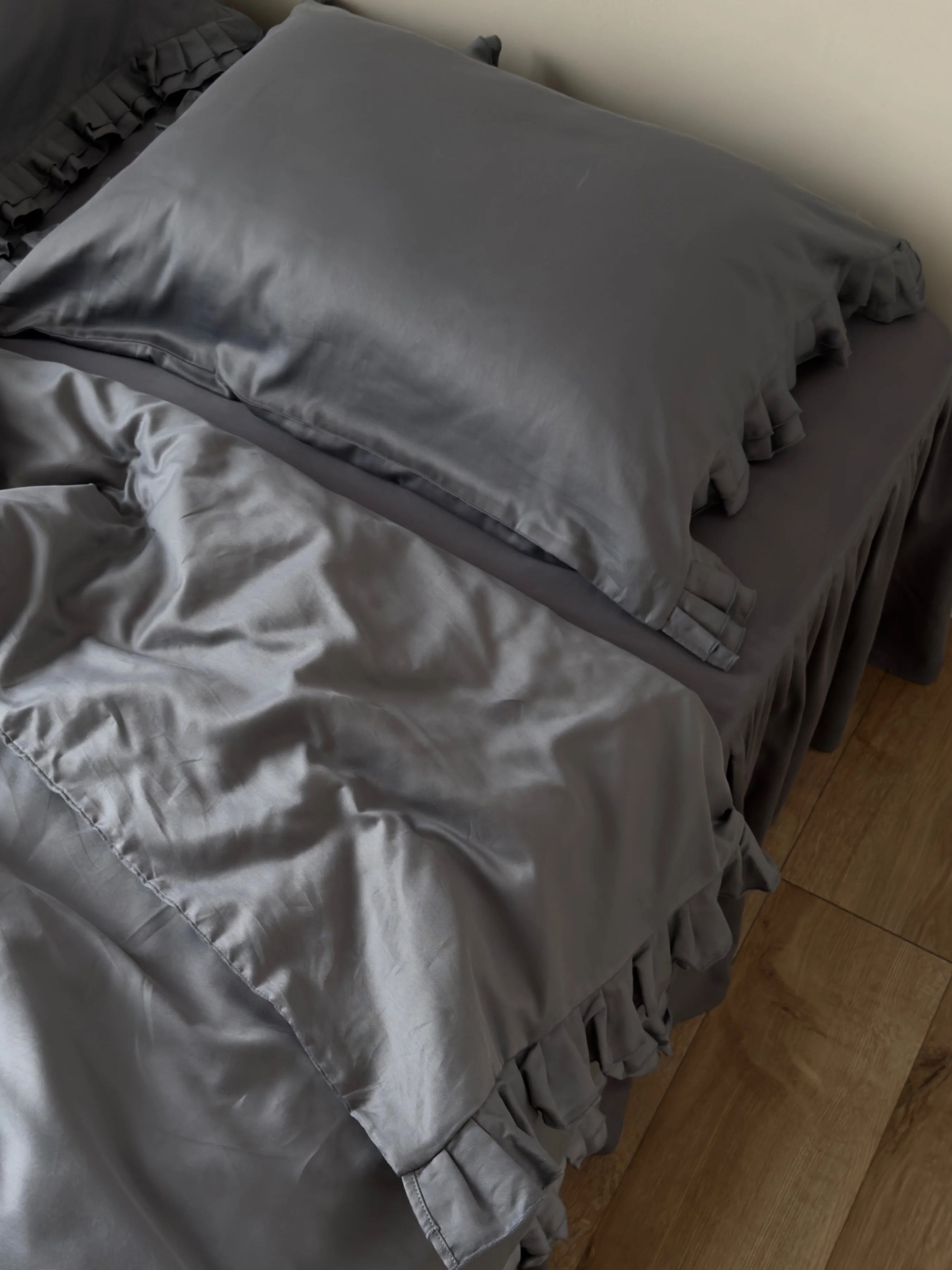 Satin Bedding Made from Mercerized Turkish Cotton in Dark Grey with Ruffle – 140 g/m²