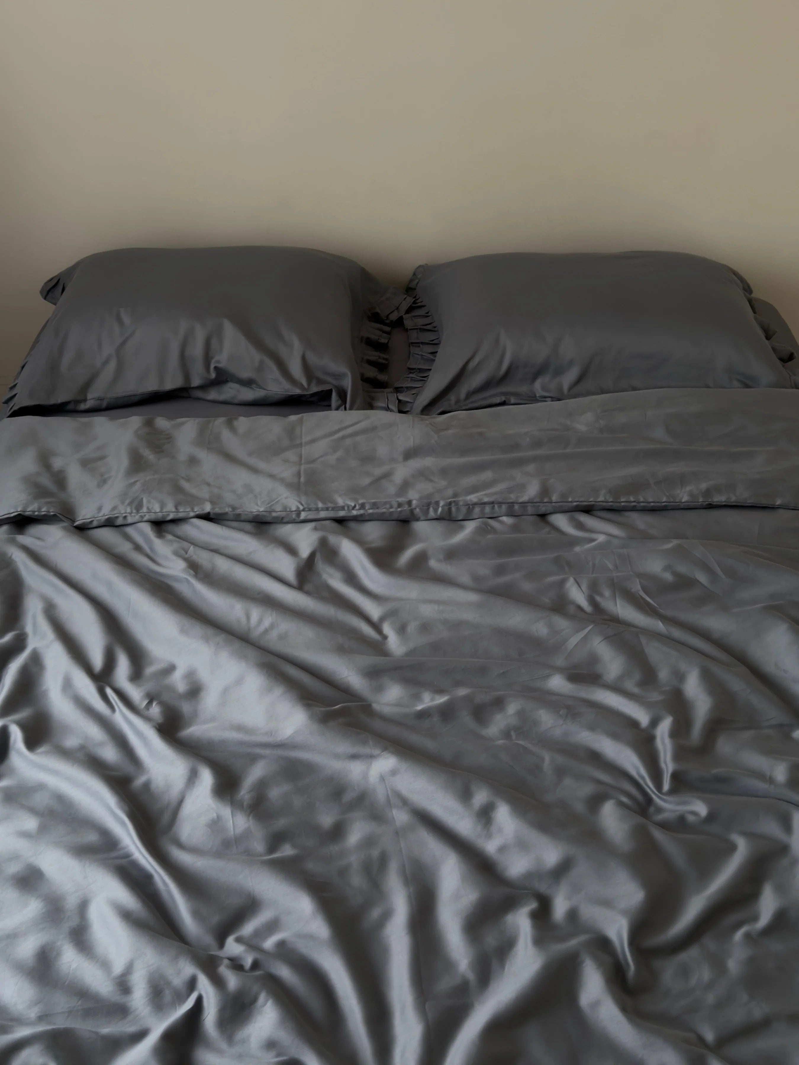 Satin Bedding Made from Mercerized Turkish Cotton in Dark Grey with Ruffle – 140 g/m²
