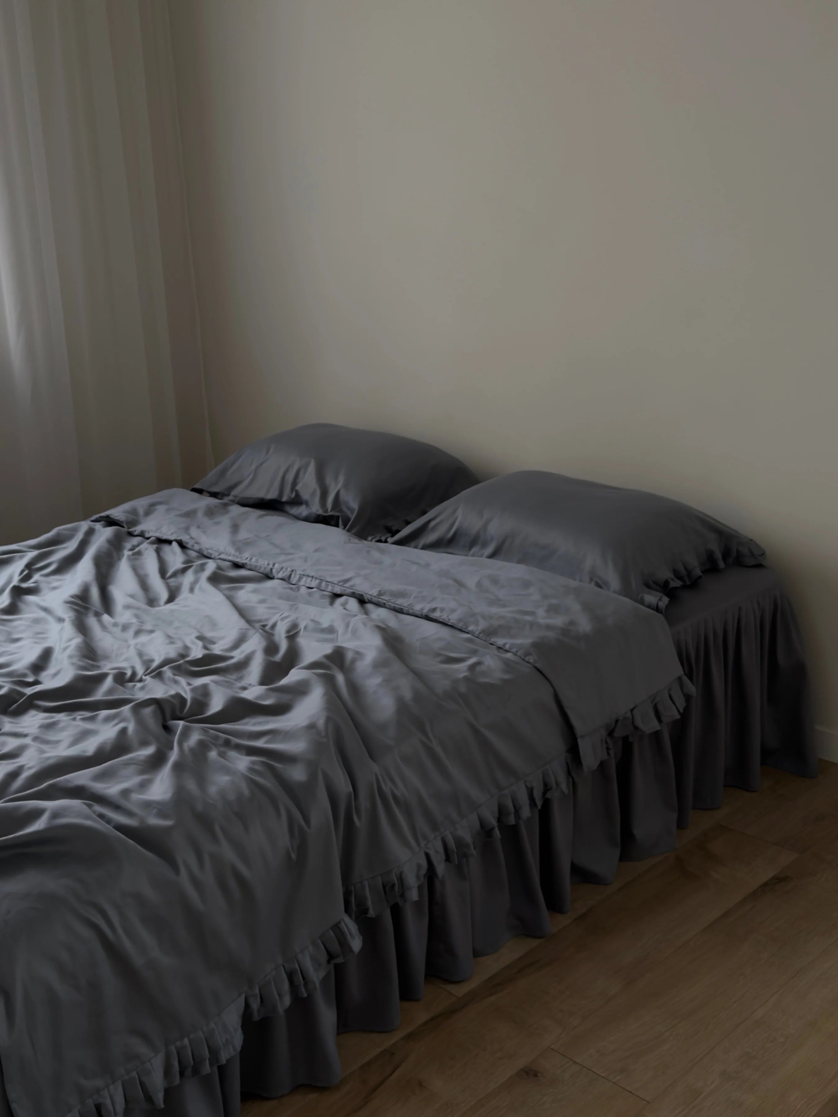 Satin Bedding Made from Mercerized Turkish Cotton in Dark Grey with Ruffle – 140 g/m²