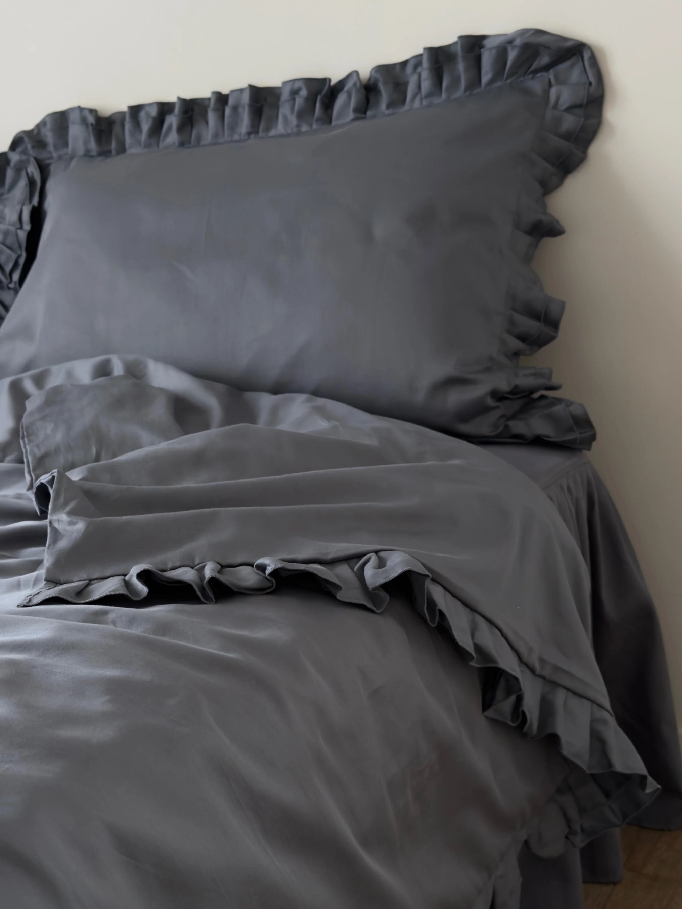 Satin Bedding Made from Mercerized Turkish Cotton in Dark Grey with Ruffle – 140 g/m²