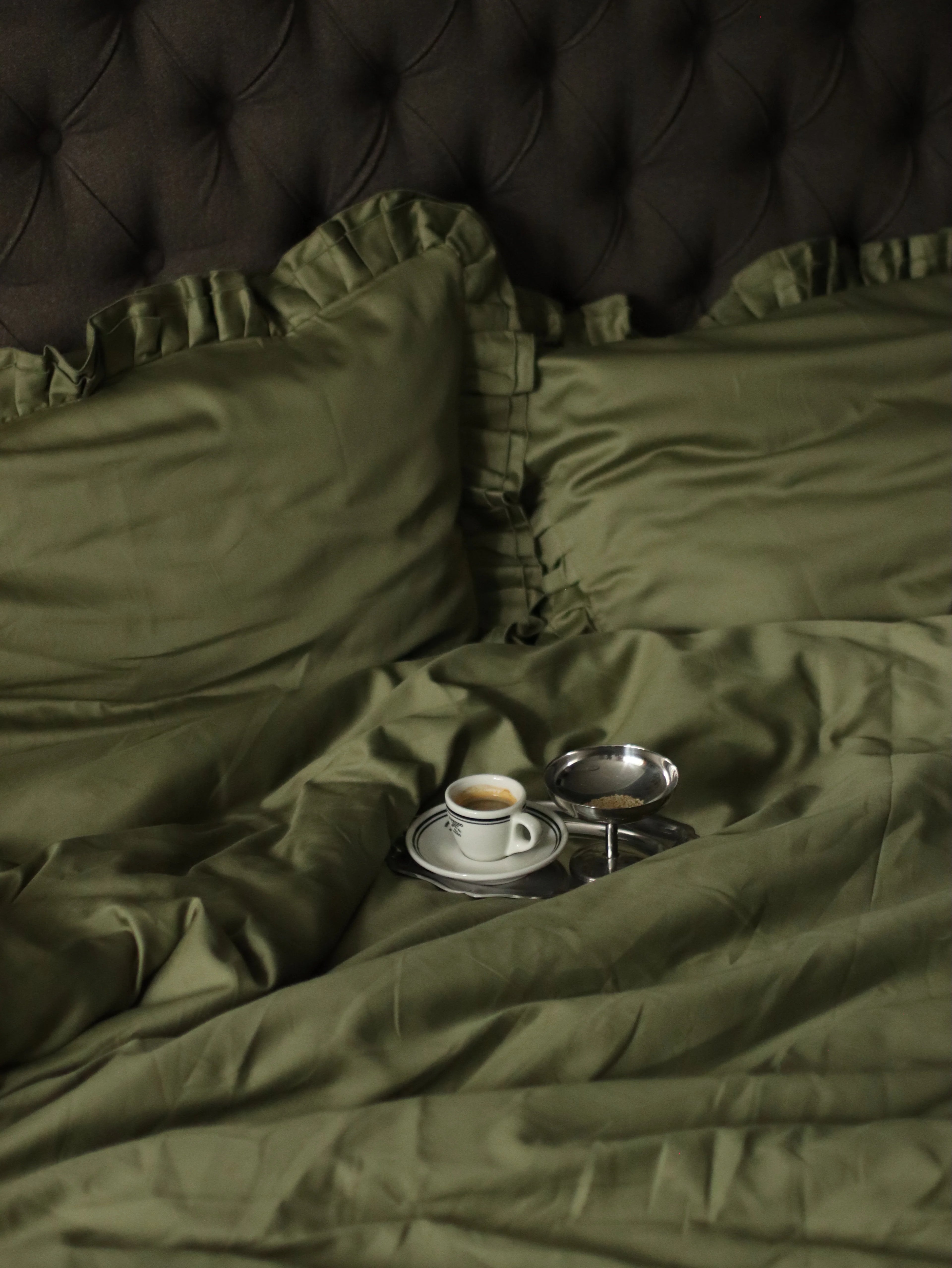 Satin Bedding Made from Mercerized Turkish Cotton in Olive Green with Ruffle – 140 g/m²