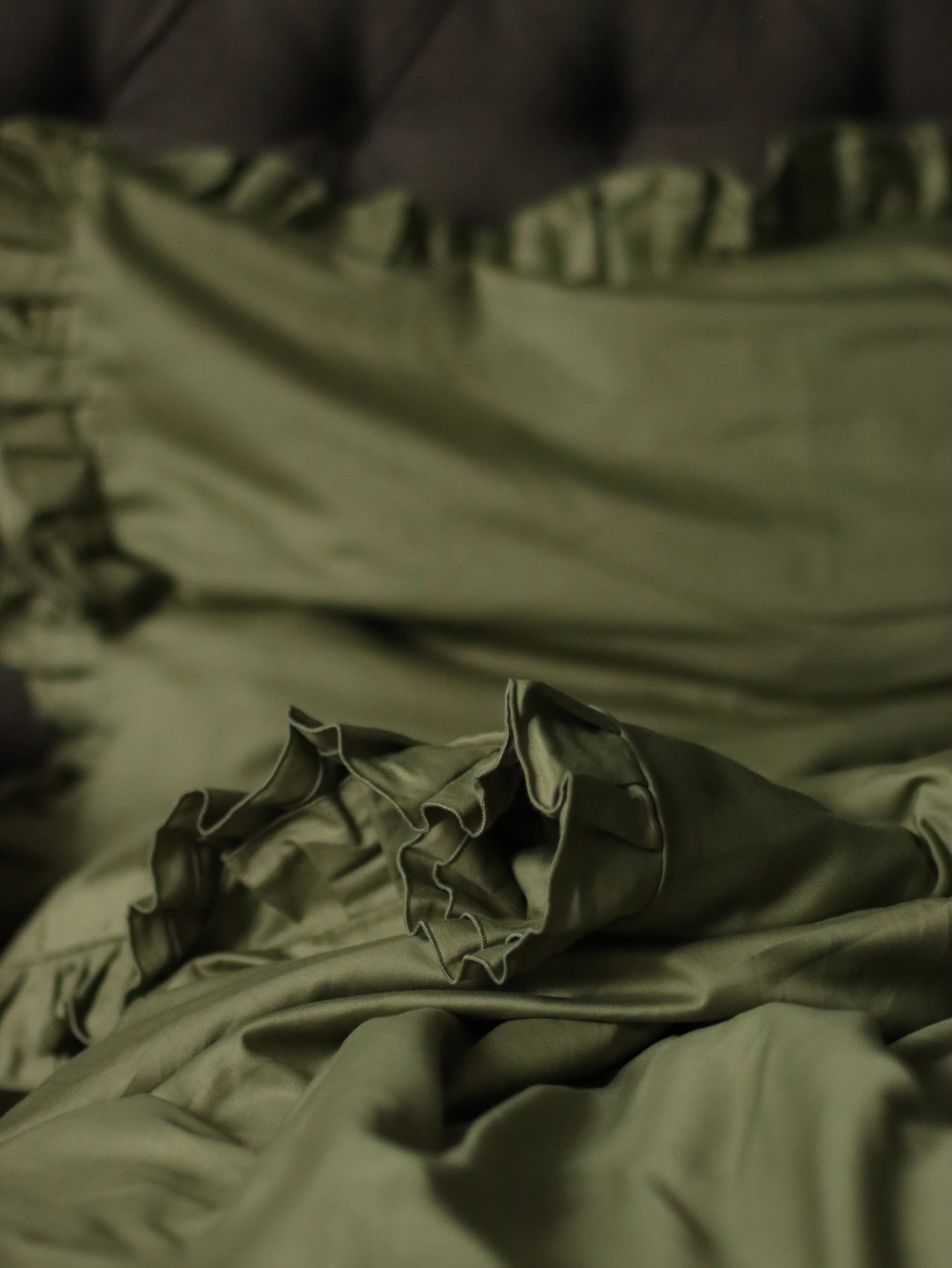 Satin Bedding Made from Mercerized Turkish Cotton in Olive Green with Ruffle – 140 g/m²