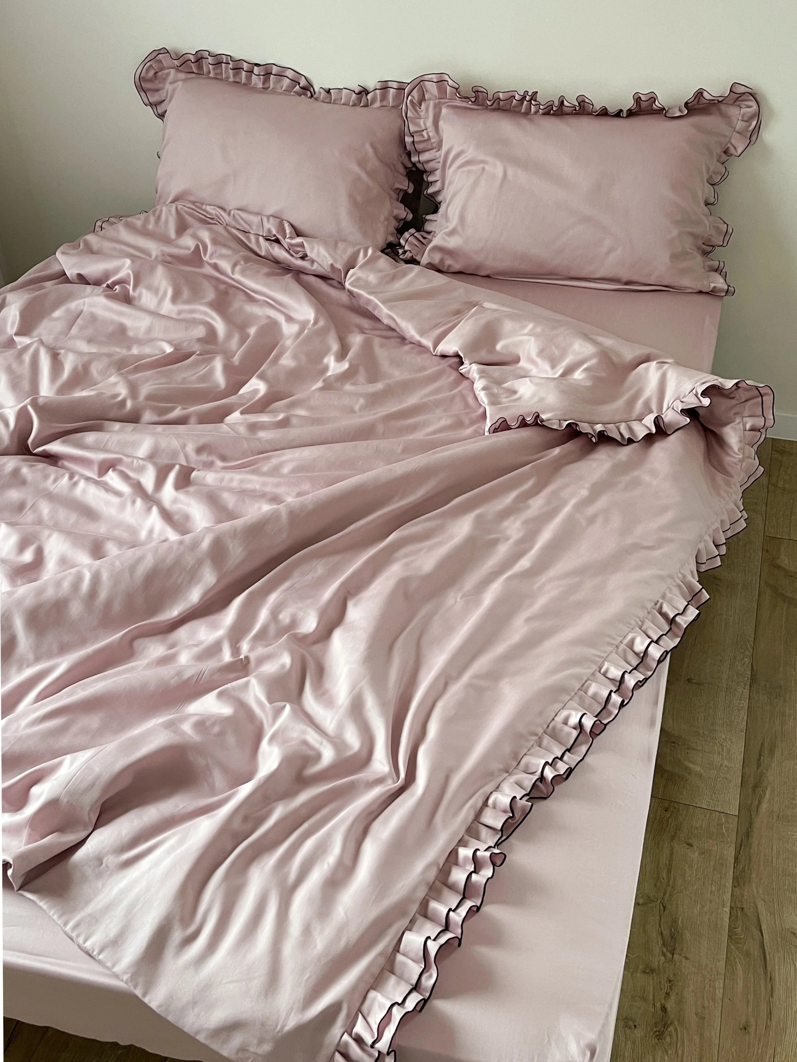 Satin Bedding Made from Mercerized Turkish Cotton in Pink with Black Piping and Ruffle – 140 g/m²