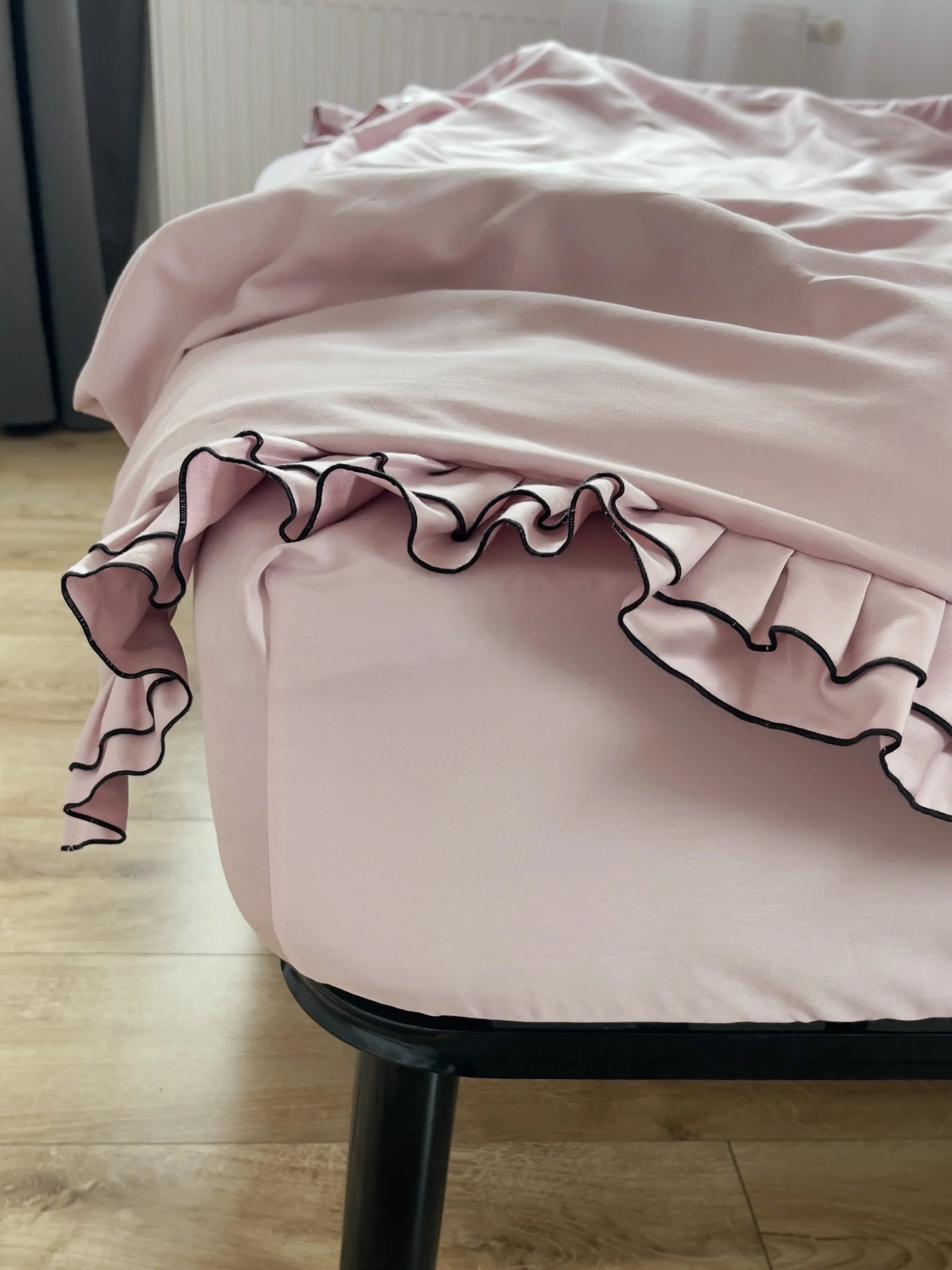 Satin Bedding Made from Mercerized Turkish Cotton in Pink with Black Piping and Ruffle – 140 g/m²