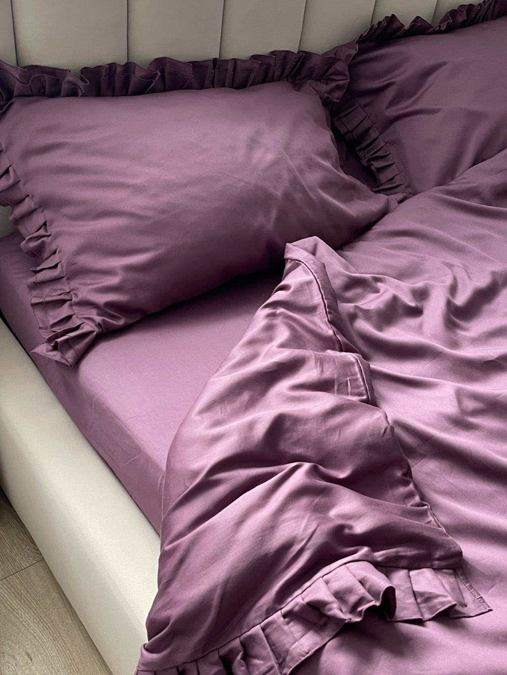 Satinbettwäsche aus mercerisierter türkischer Baumwolle in Pflaume mit Rüschen – 140 g/m²