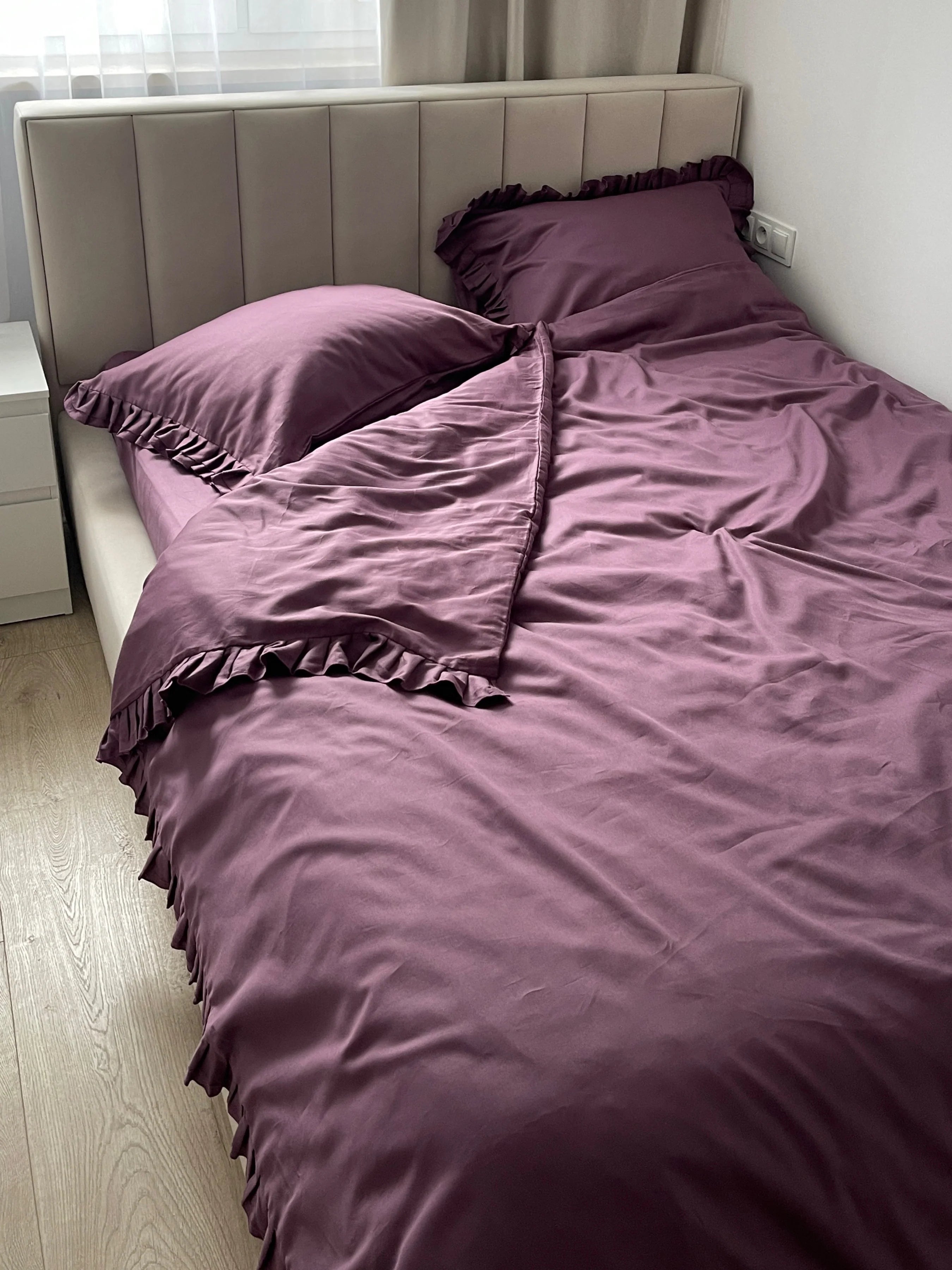 Satin Bedding Made from Mercerized Turkish Cotton in Plum with Ruffle – 140 g/m²
