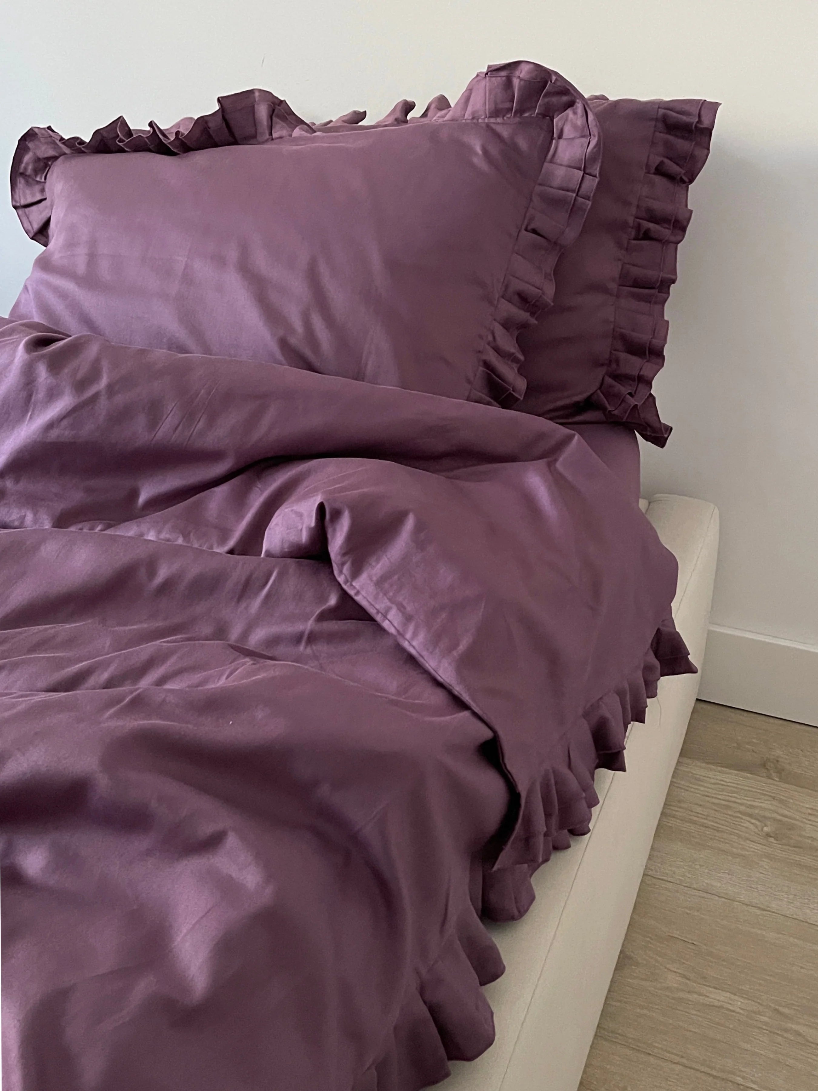 Satinbettwäsche aus mercerisierter türkischer Baumwolle in Pflaume mit Rüschen – 140 g/m²