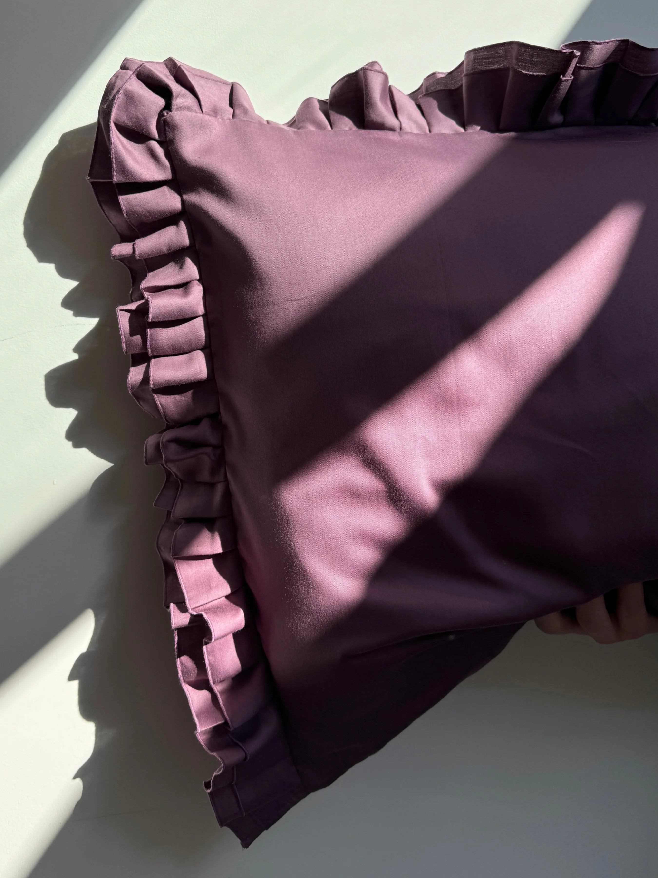 Satinbettwäsche aus mercerisierter türkischer Baumwolle in Pflaume mit Rüschen – 140 g/m²