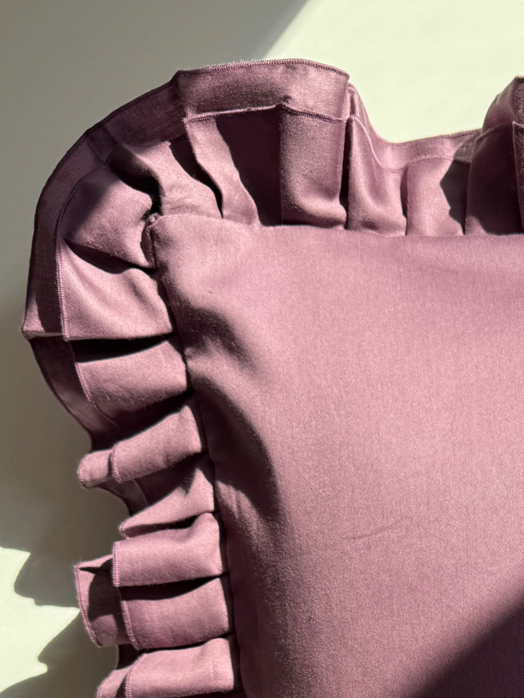 Satinbettwäsche aus mercerisierter türkischer Baumwolle in Pflaume mit Rüschen – 140 g/m²