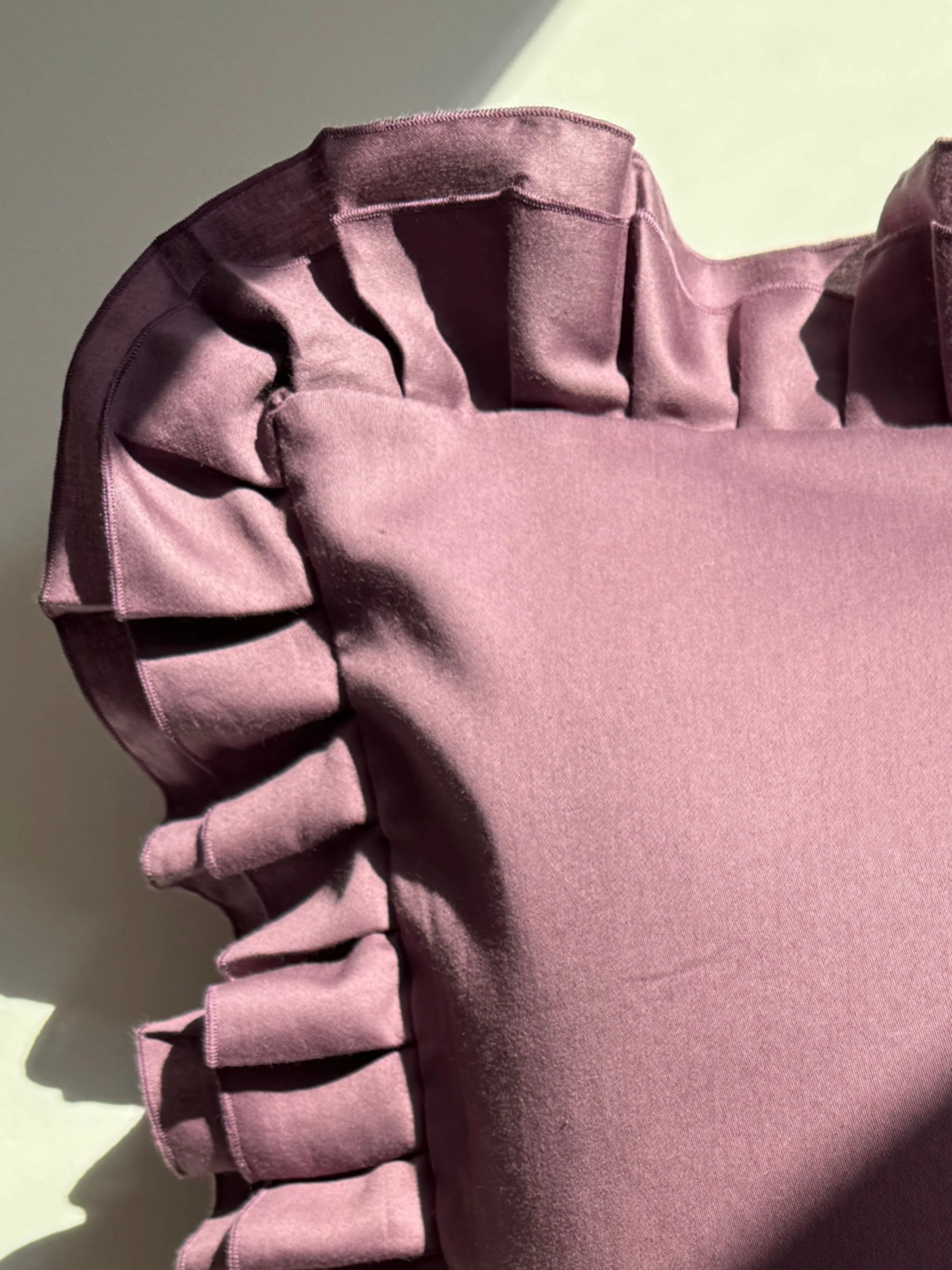 Satin Bedding Made from Mercerized Turkish Cotton in Plum with Ruffle – 140 g/m²