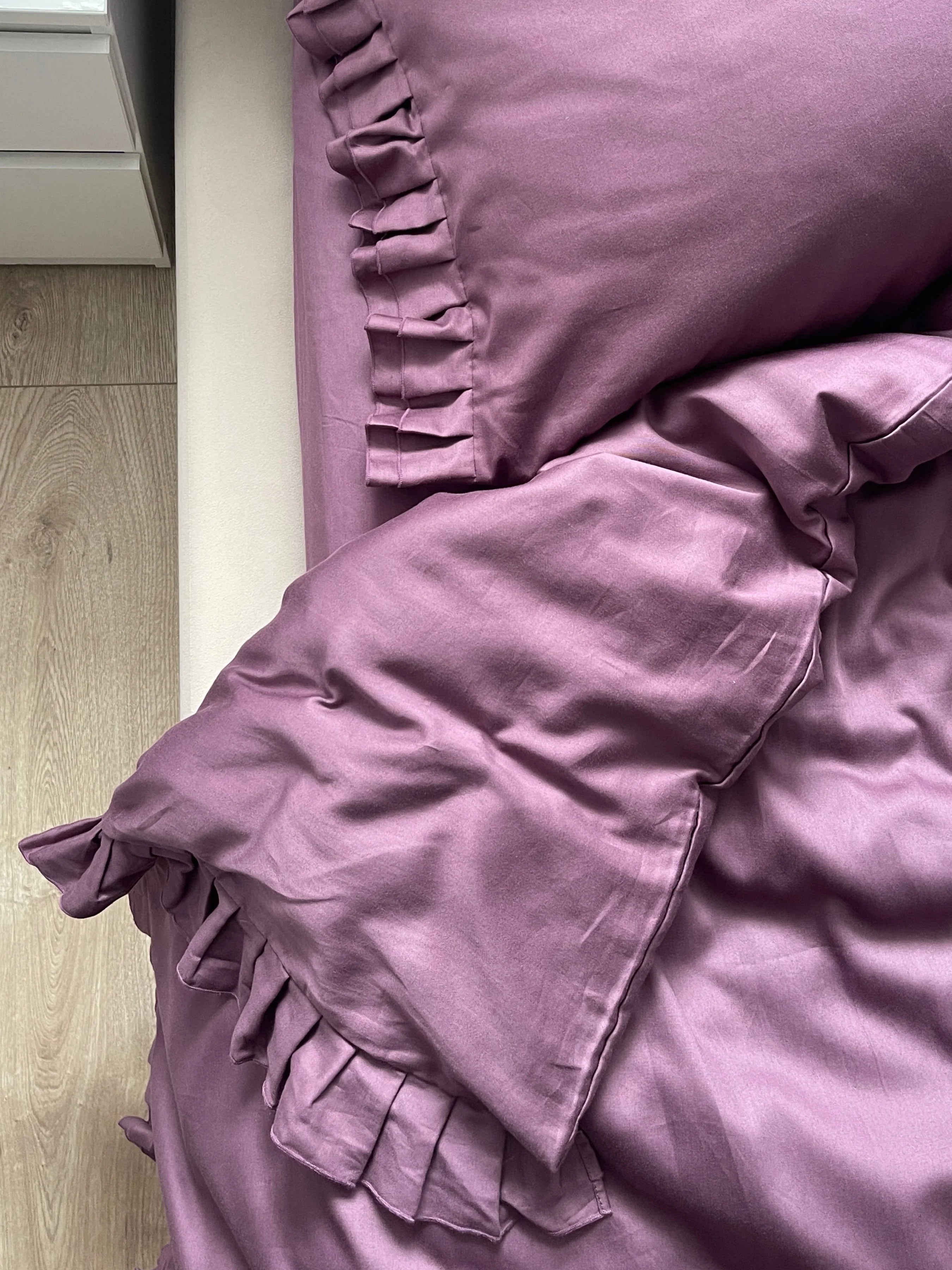Satinbettwäsche aus mercerisierter türkischer Baumwolle in Pflaume mit Rüschen – 140 g/m²