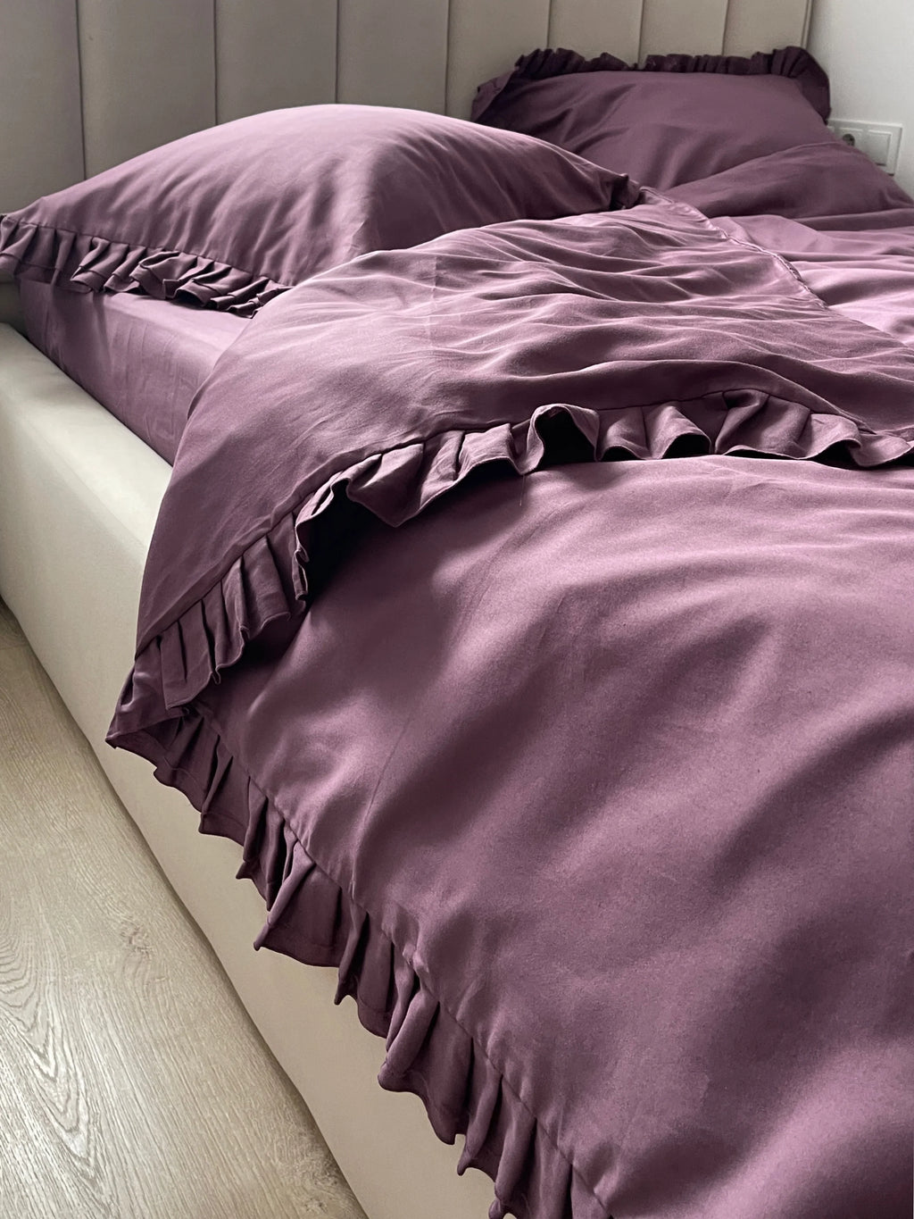 Satinbettwäsche aus mercerisierter türkischer Baumwolle in Pflaume mit Rüschen – 140 g/m²