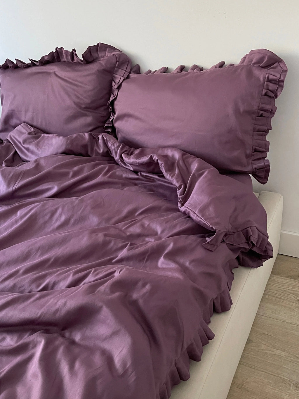 Satinbettwäsche aus mercerisierter türkischer Baumwolle in Pflaume mit Rüschen – 140 g/m²