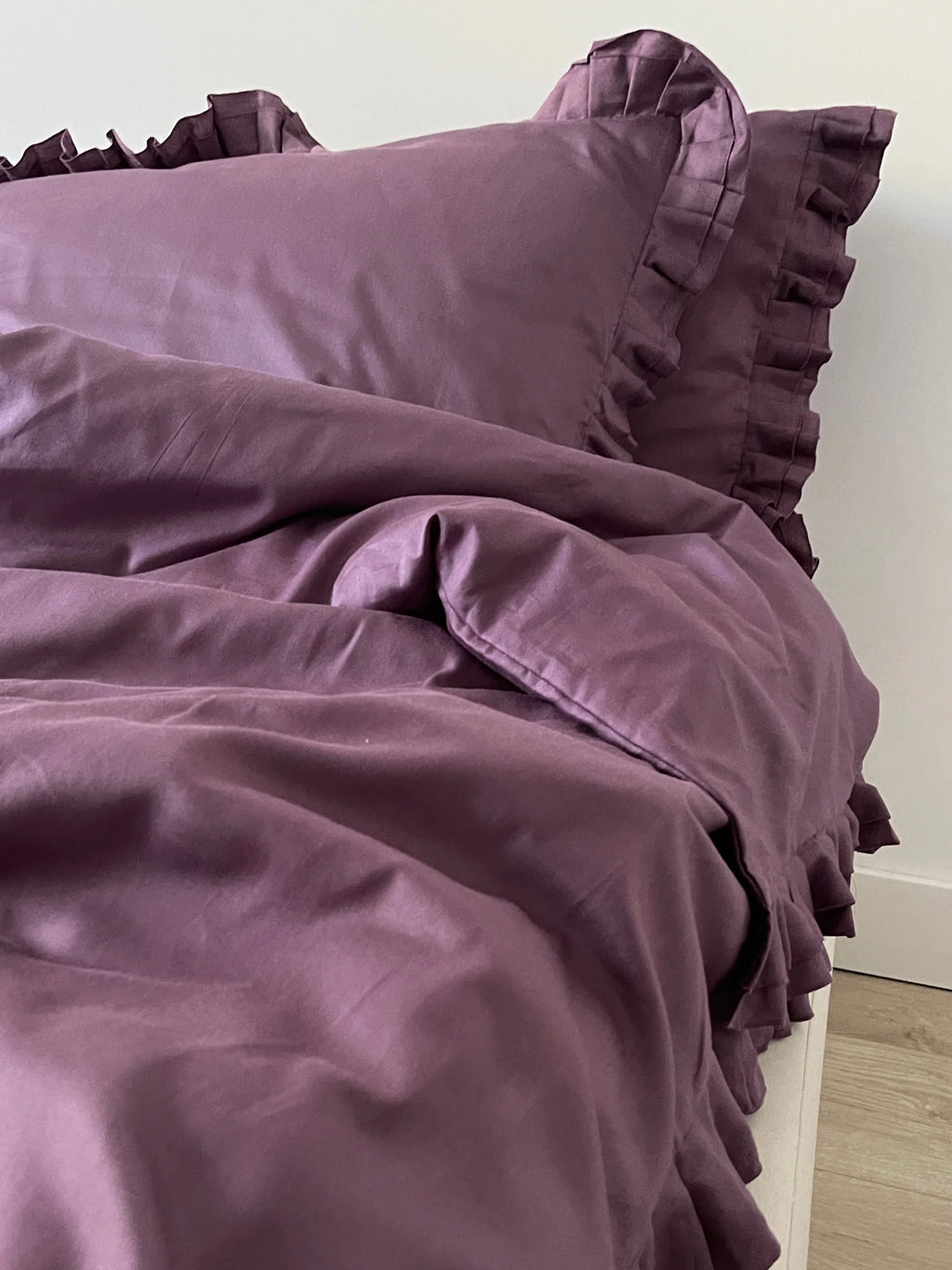 Satinbettwäsche aus mercerisierter türkischer Baumwolle in Pflaume mit Rüschen – 140 g/m²