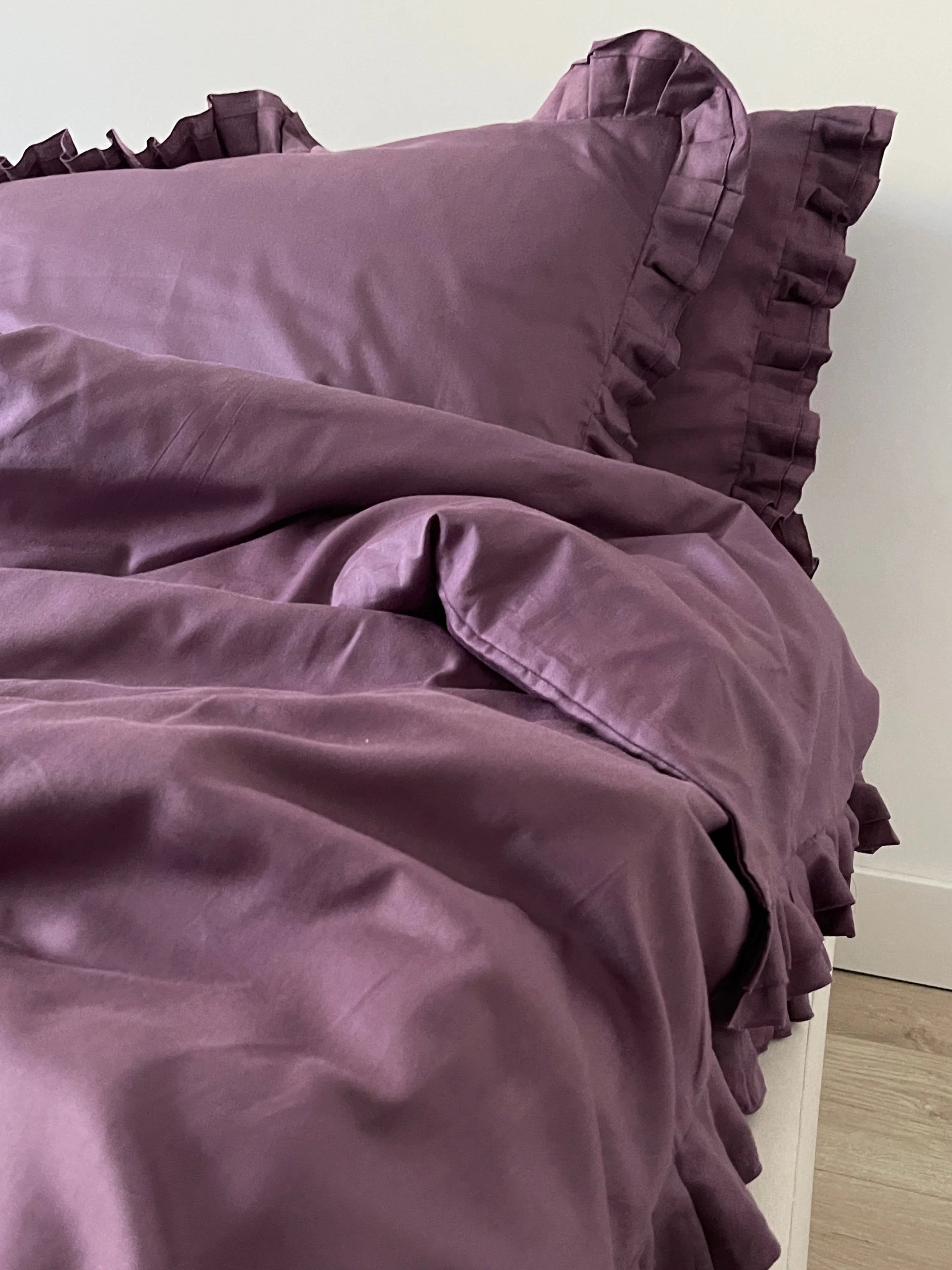 Satinbettwäsche aus mercerisierter türkischer Baumwolle in Pflaume mit Rüschen – 140 g/m²