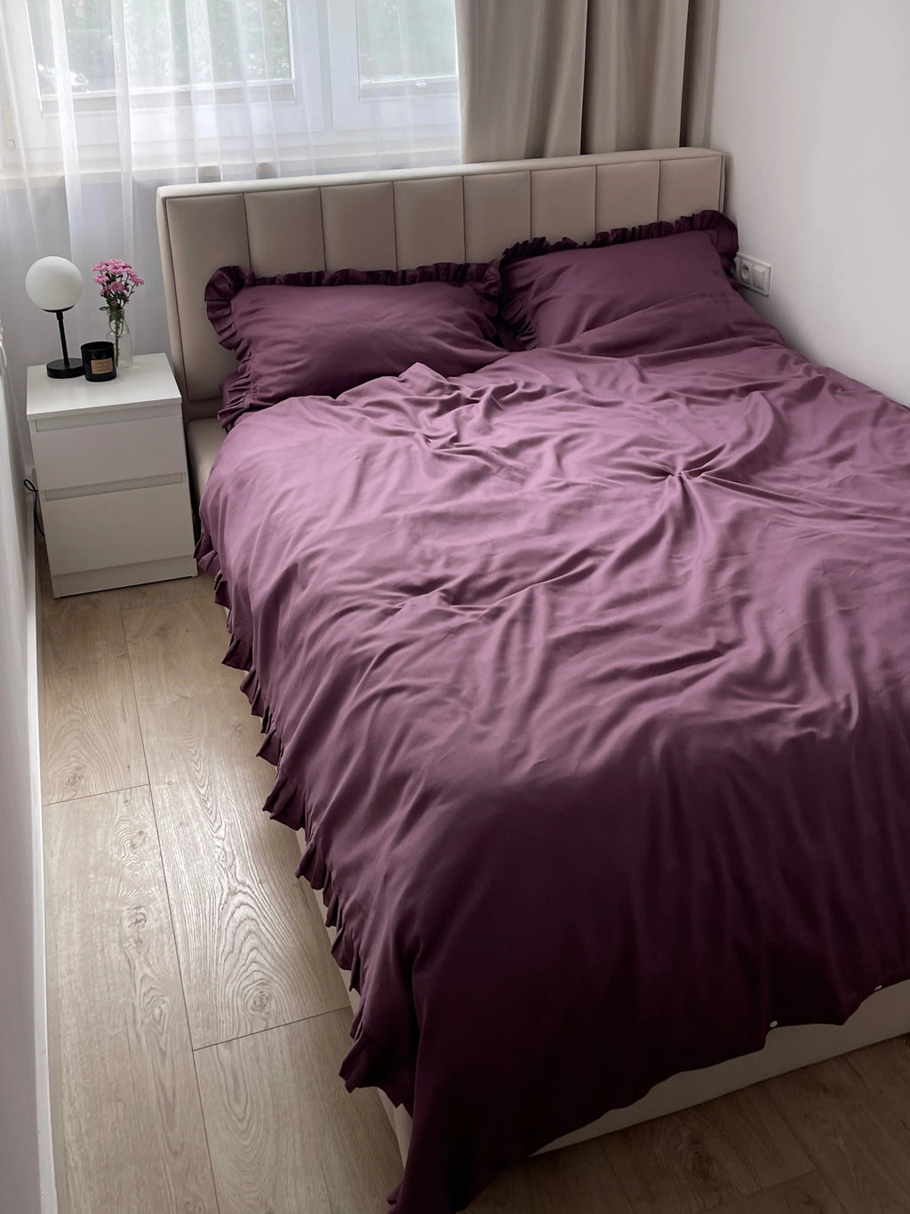 Satinbettwäsche aus mercerisierter türkischer Baumwolle in Pflaume mit Rüschen – 140 g/m²