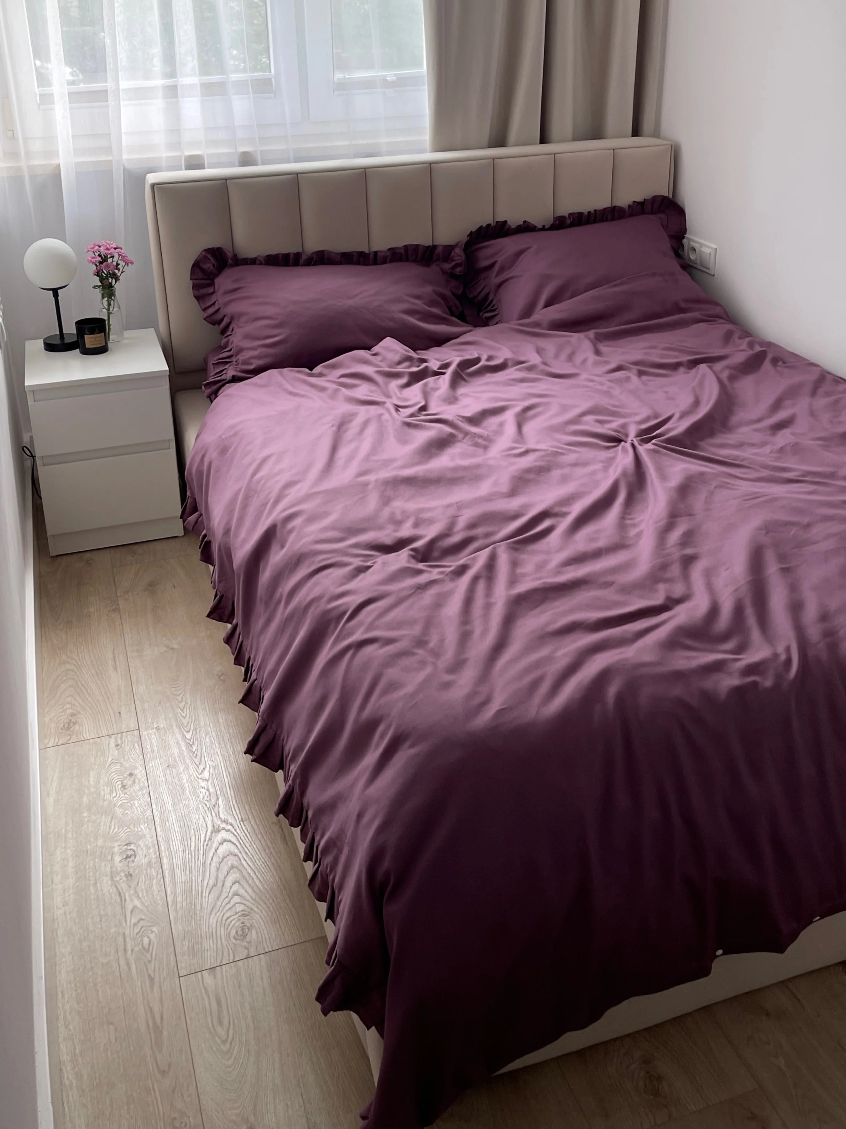 Satinbettwäsche aus mercerisierter türkischer Baumwolle in Pflaume mit Rüschen – 140 g/m²