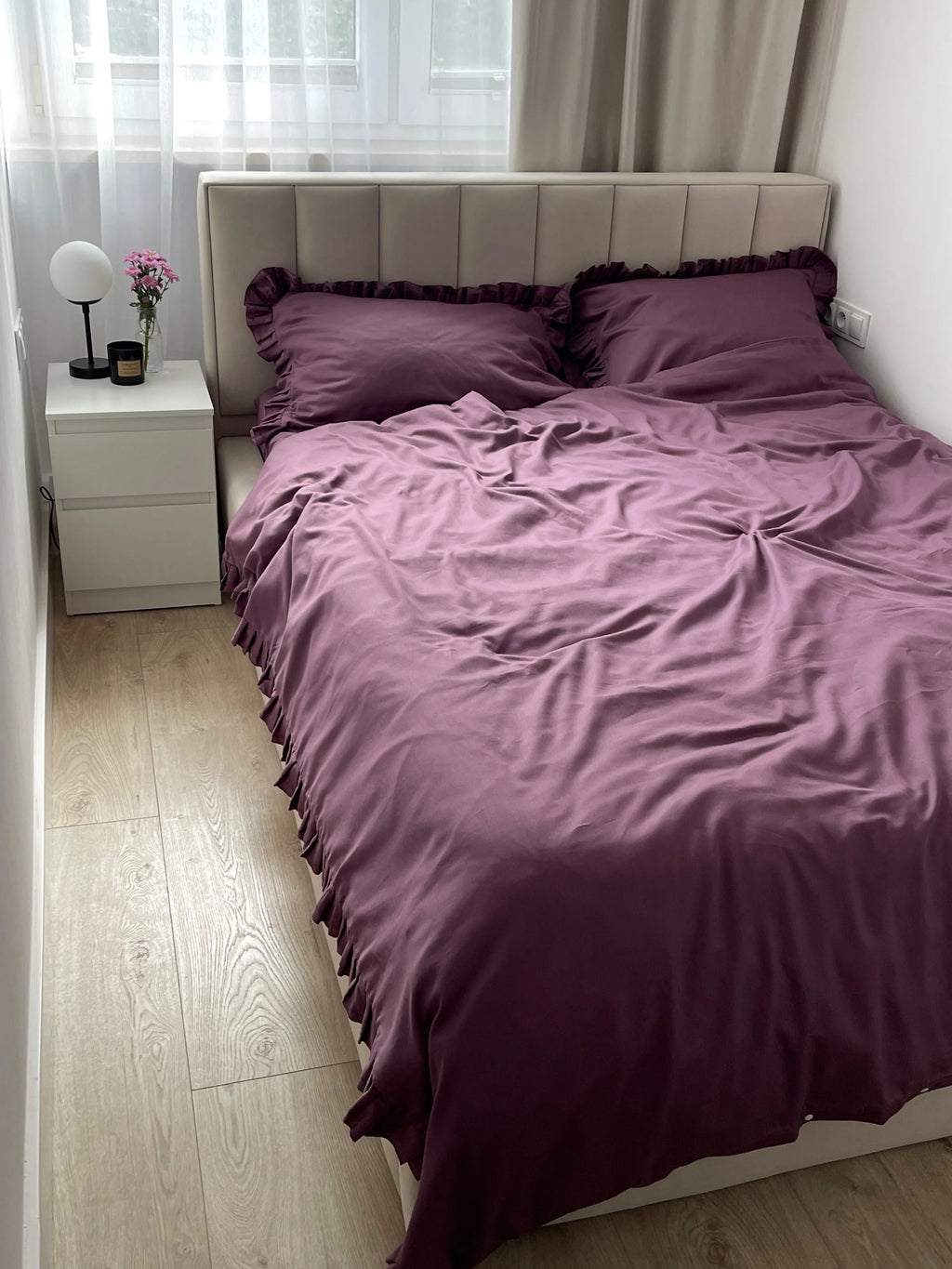 Satinbettwäsche aus mercerisierter türkischer Baumwolle in Pflaume mit Rüschen – 140 g/m²