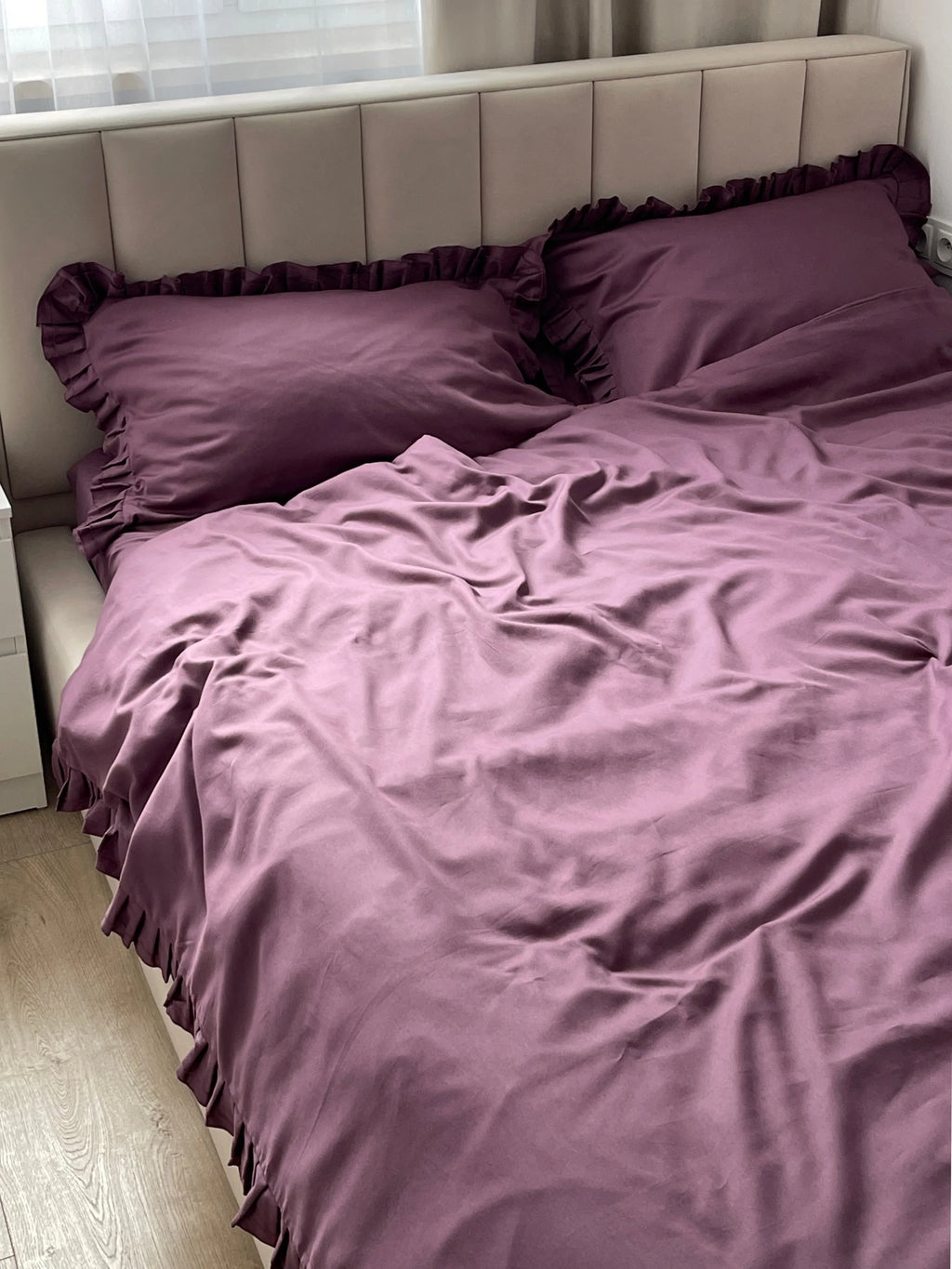 Satinbettwäsche aus mercerisierter türkischer Baumwolle in Pflaume mit Rüschen – 140 g/m²