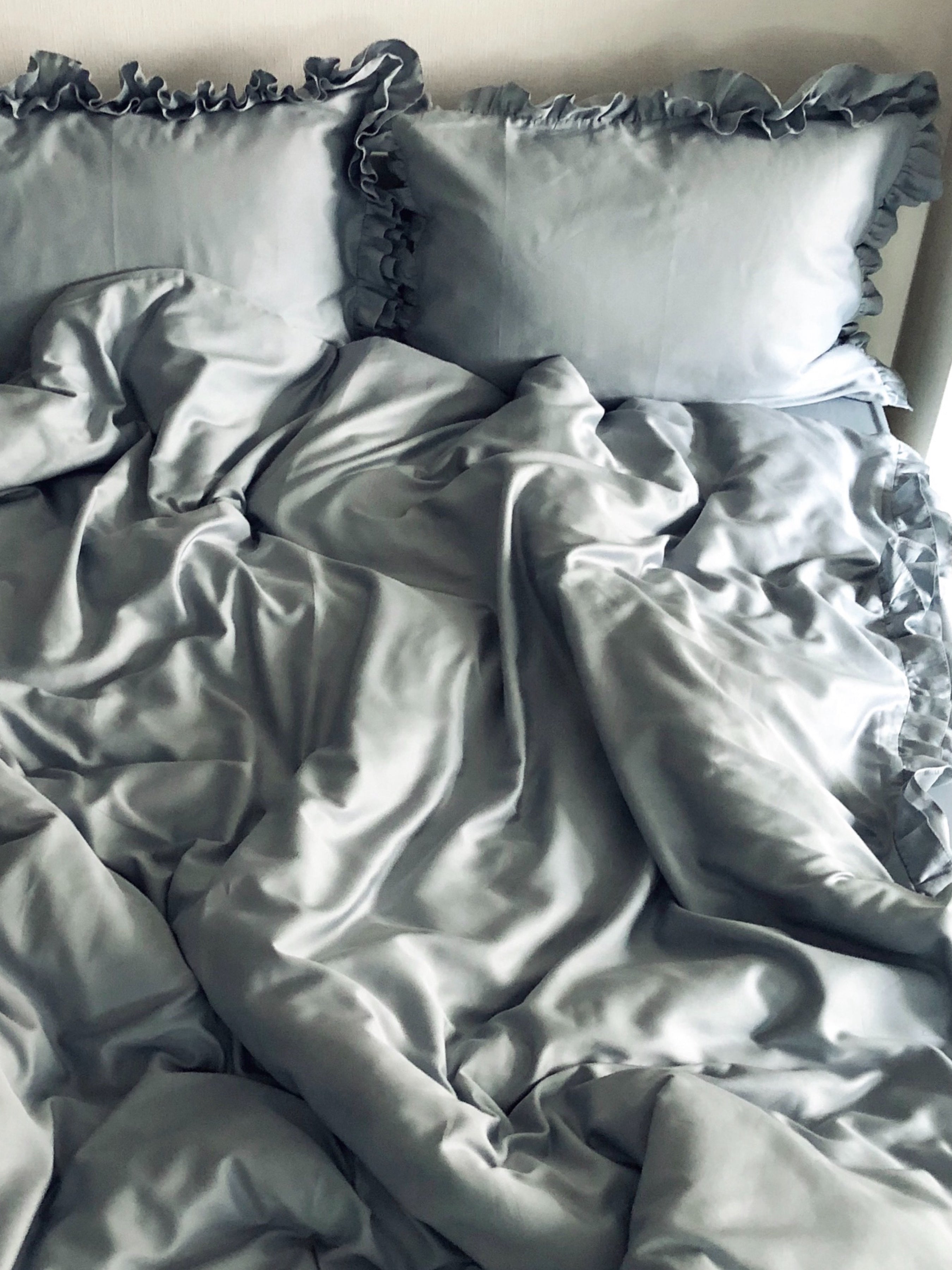 Satin Bedding Made from Mercerized Turkish Cotton in Blue Grey with Ruffle – 140 g/m²