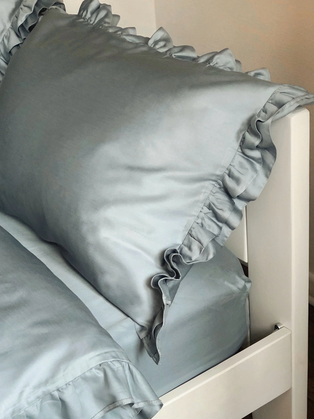 Satinbettwäsche aus mercerisierter türkischer Baumwolle in Blaugrau mit Rüschen – 140 g/m²