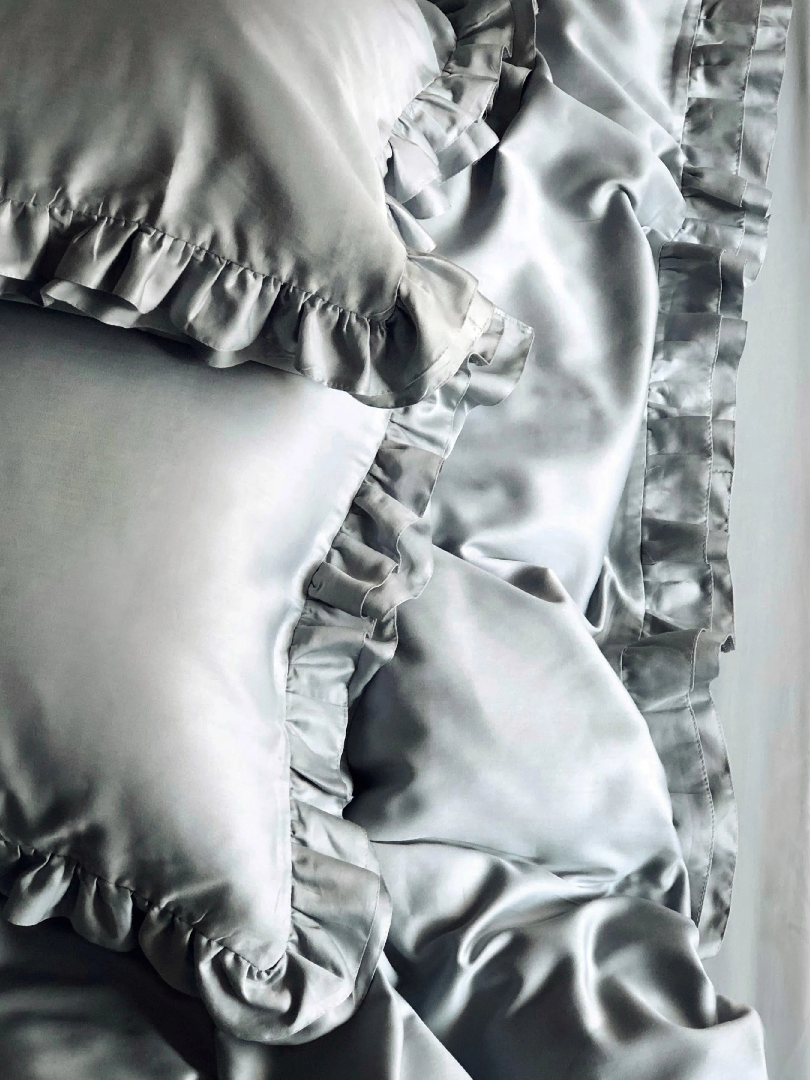 Satin Bedding Made from Mercerized Turkish Cotton in Blue Grey with Ruffle – 140 g/m²