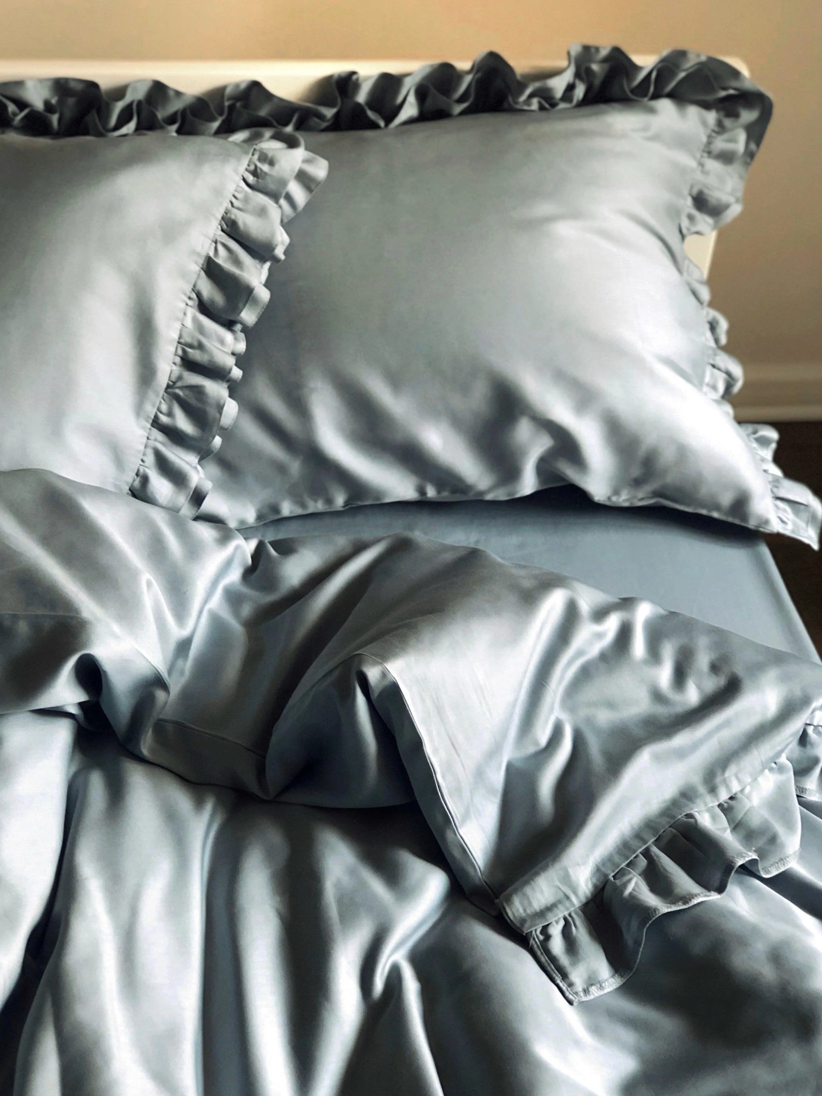 Satin Bedding Made from Mercerized Turkish Cotton in Blue Grey with Ruffle – 140 g/m²