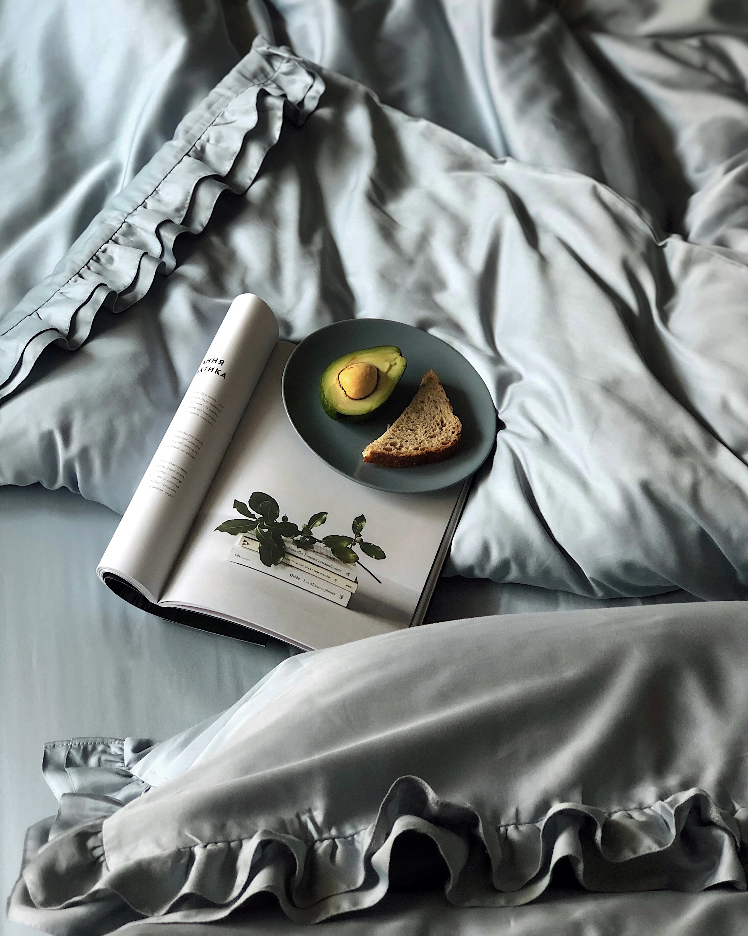 Satin Bedding Made from Mercerized Turkish Cotton in Blue Grey with Ruffle – 140 g/m²