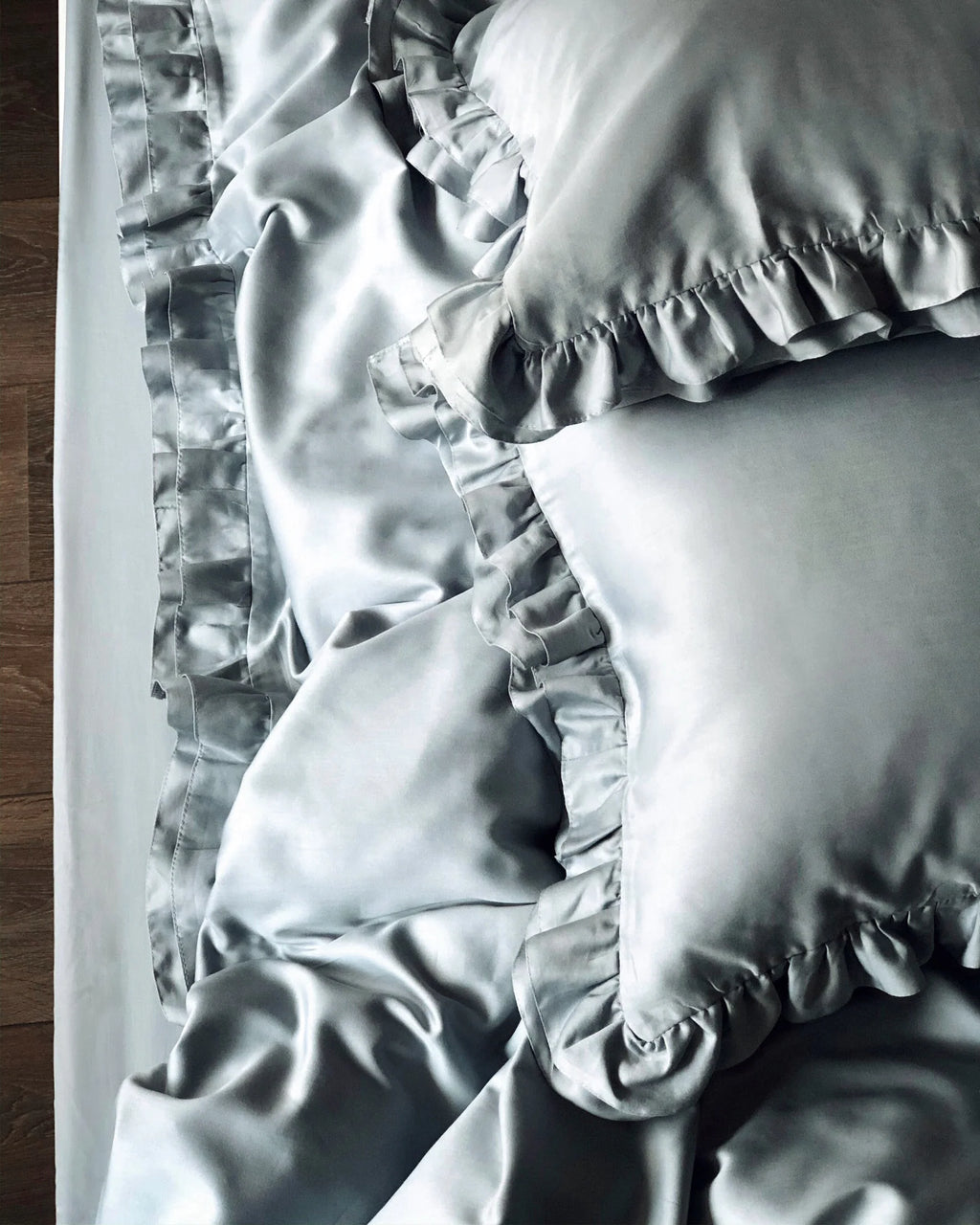 Satinbettwäsche aus mercerisierter türkischer Baumwolle in Blaugrau mit Rüschen – 140 g/m²