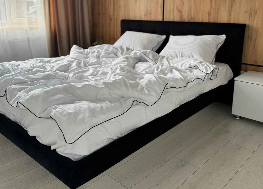 Bettwäsche aus mercerisiertem Satin-Baumwollstoff in Weiß mit schwarzer Paspelierung und Streifen – 100 % türkische Baumwolle, 140 g/m²