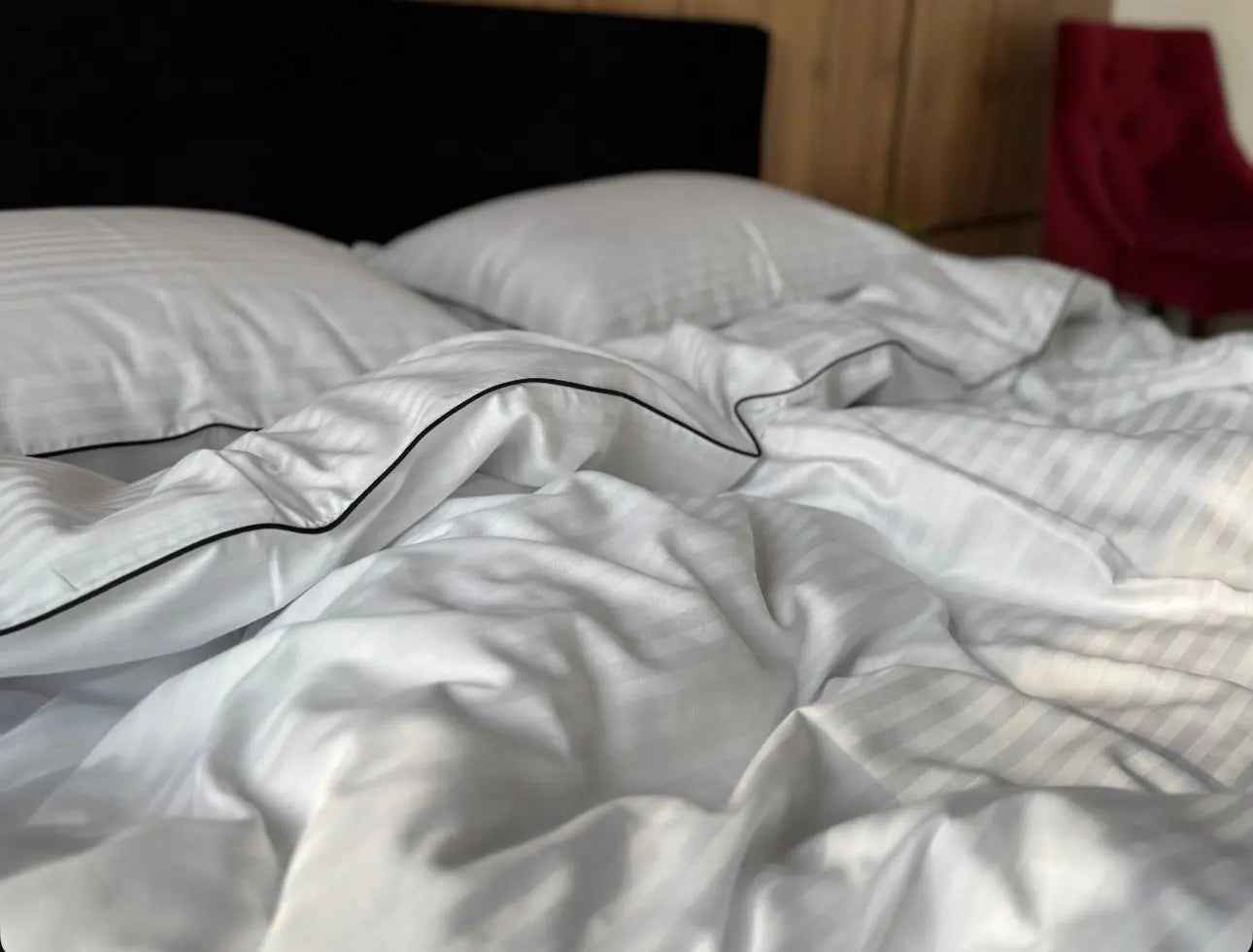 Mercerized Satin Cotton Bedding in White with Black Piping and Stripes – 100% Turkish Cotton, 140 g/m²