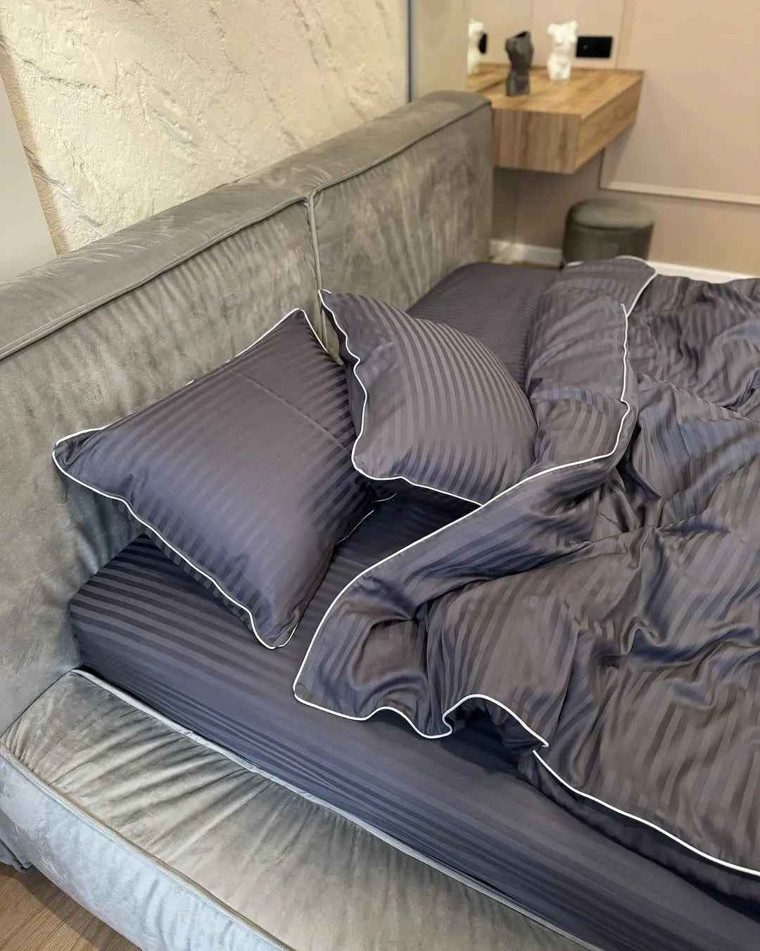 Mercerized Satin Cotton Bedding in Dark Graphite with White Piping – 100% Turkish Cotton, 140 g/m²