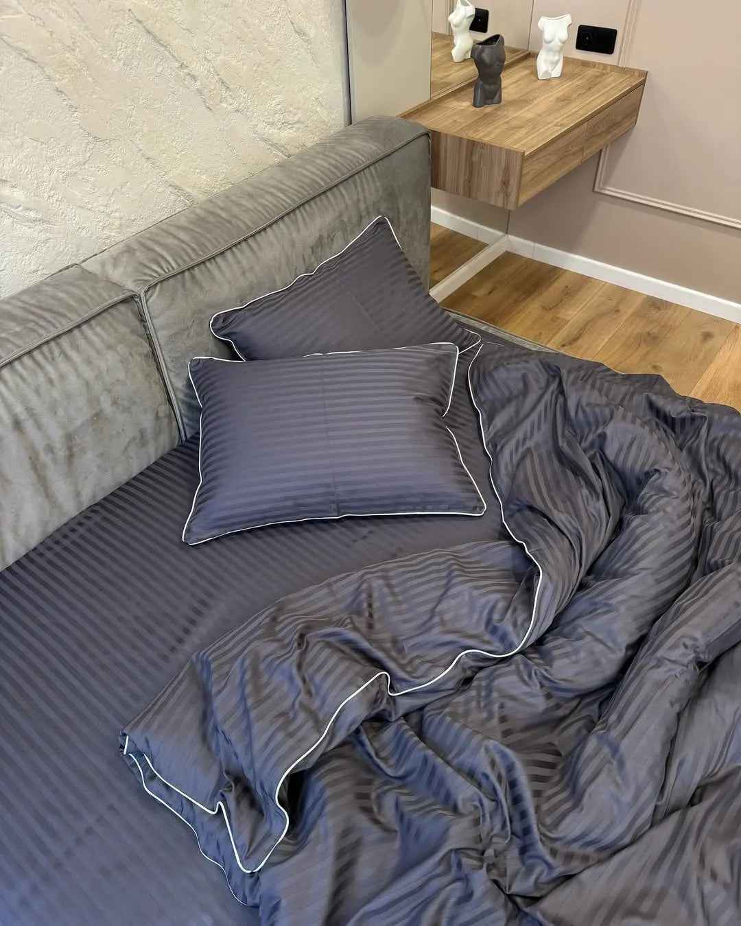 Mercerized Satin Cotton Bedding in Dark Graphite with White Piping – 100% Turkish Cotton, 140 g/m²