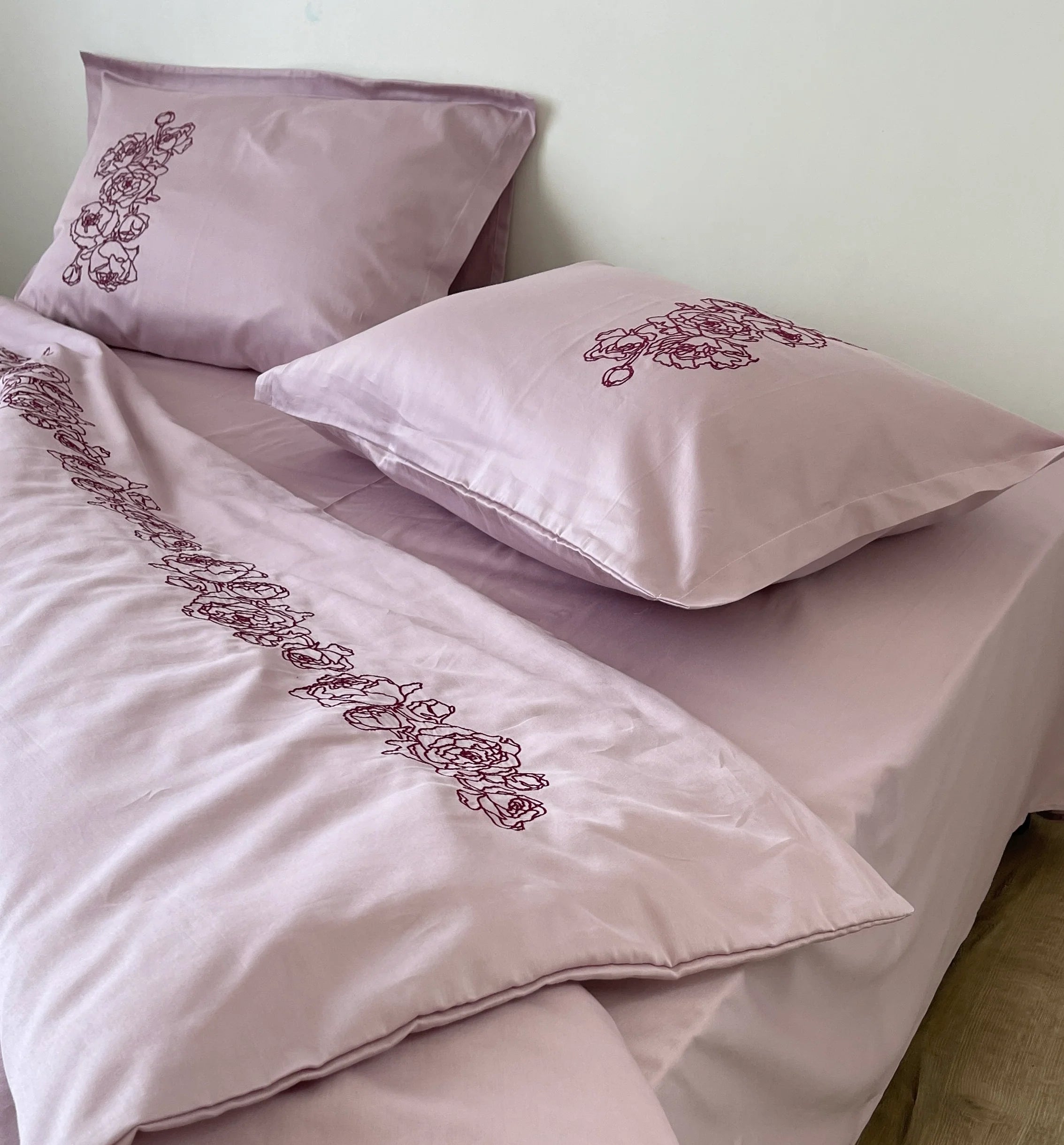 Embroidered Mercerized Turkish Cotton Satin Bedding – Pink with Burgundy Peony Embroidery, 140 g/m²