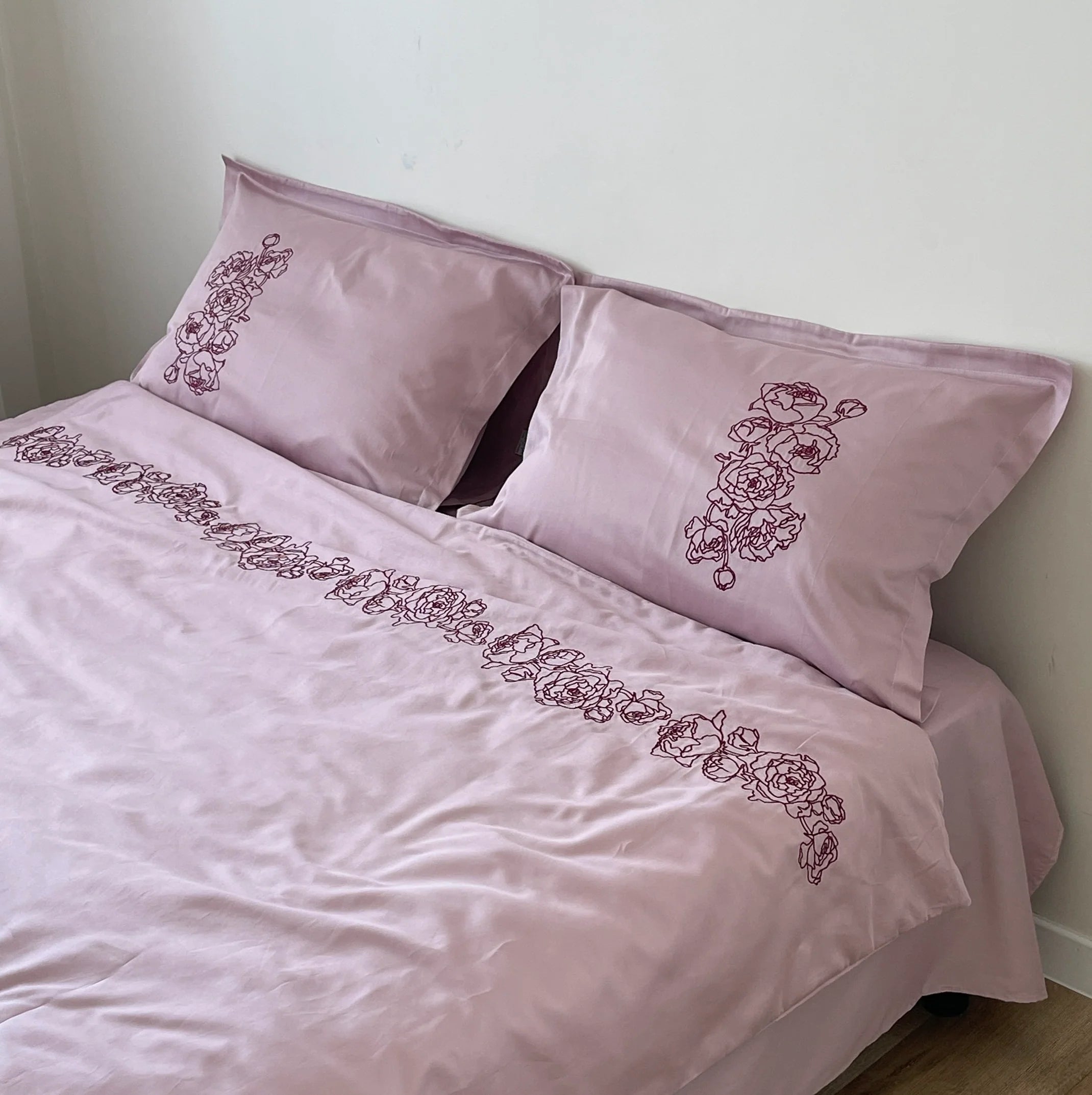 Embroidered Mercerized Turkish Cotton Satin Bedding – Pink with Burgundy Peony Embroidery, 140 g/m²