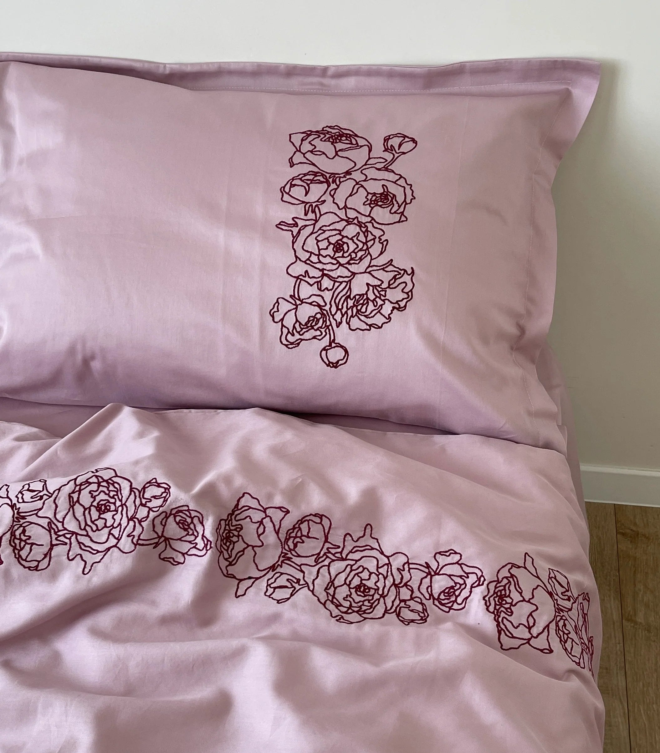 Embroidered Mercerized Turkish Cotton Satin Bedding – Pink with Burgundy Peony Embroidery, 140 g/m²