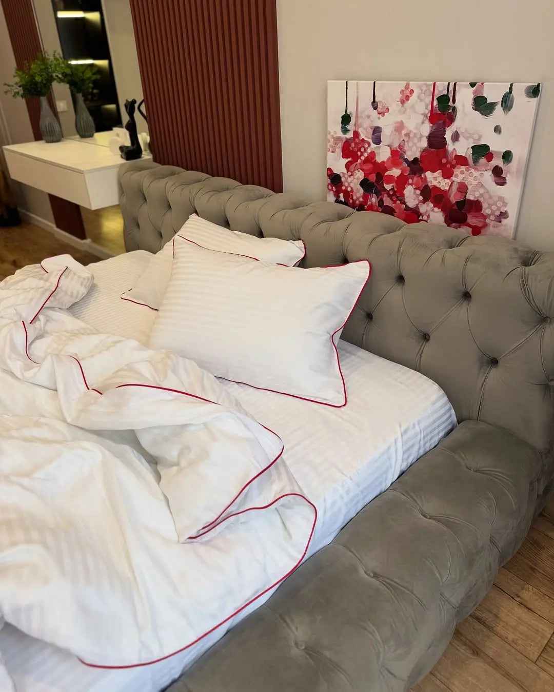 Mercerized Satin Cotton Bedding in White with Red Piping  – 100% Turkish Cotton, 140 g/m²