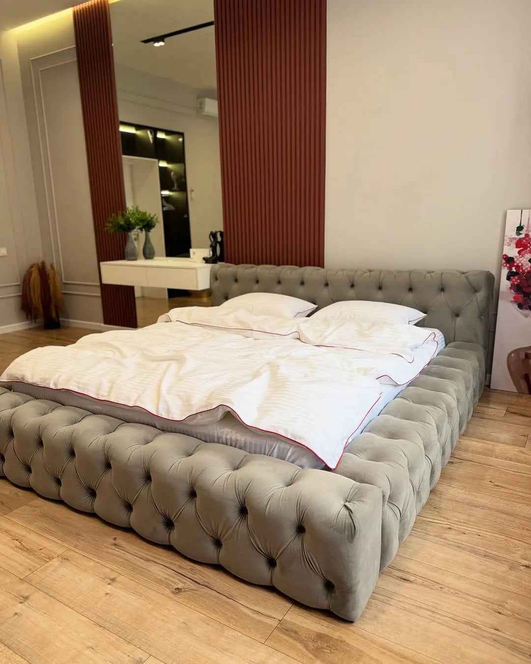 Mercerized Satin Cotton Bedding in White with Red Piping  – 100% Turkish Cotton, 140 g/m²