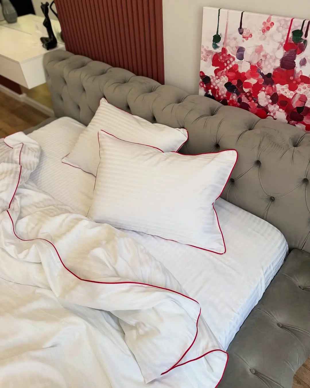 Mercerized Satin Cotton Bedding in White with Red Piping  – 100% Turkish Cotton, 140 g/m²