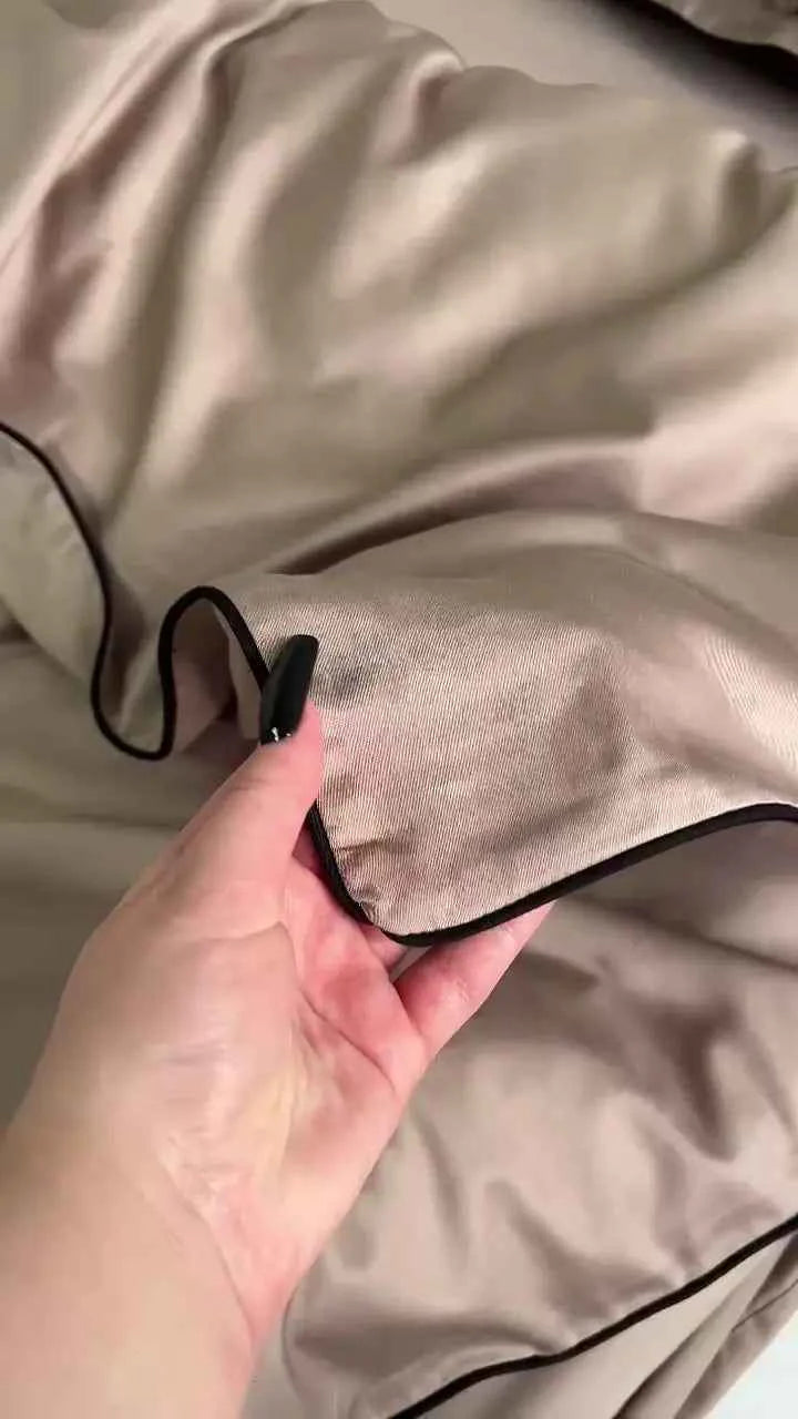 Bettwäsche aus mercerisiertem Satin-Baumwollstoff in Cappuccino mit schwarzer Paspelierung – 100 % türkische Baumwolle, 140 g/m²