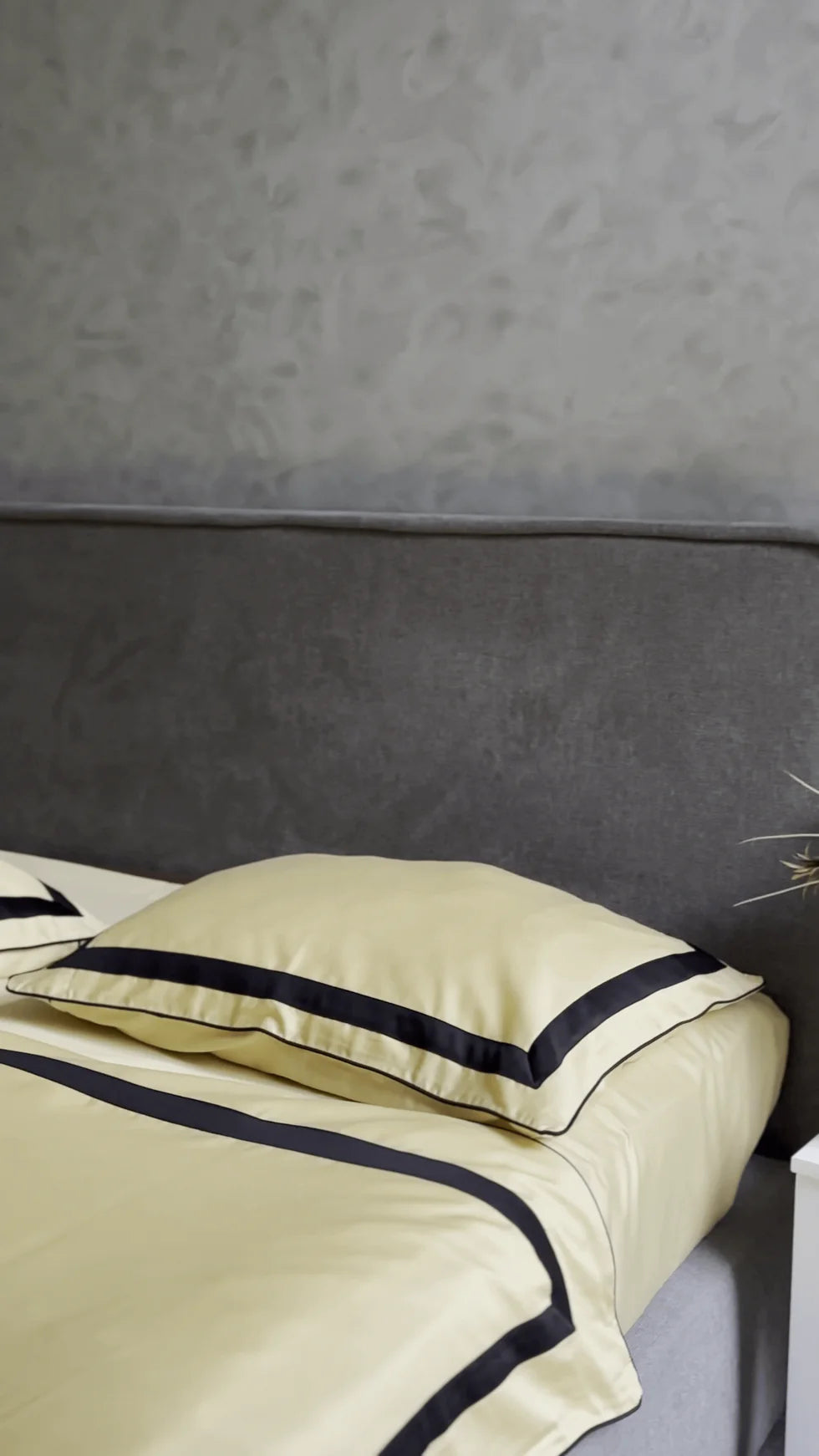 Mercerized Satin Cotton Bedding in Light Yellow & Black – 100% Turkish Cotton, 140 g/m², Oxford Finish with Piping