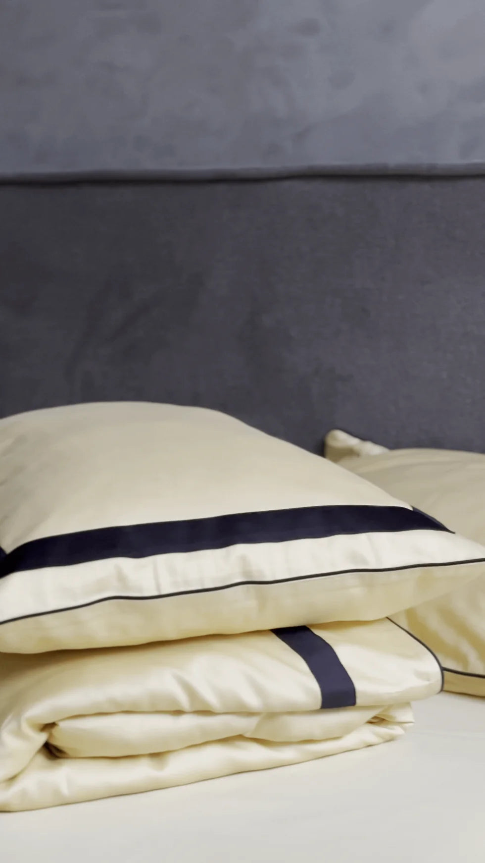 Mercerized Satin Cotton Bedding in Light Yellow & Black – 100% Turkish Cotton, 140 g/m², Oxford Finish with Piping