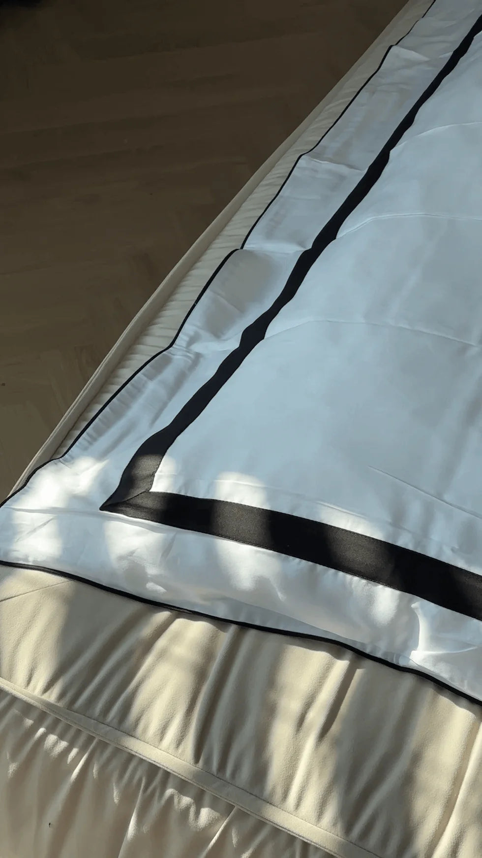 Mercerized Satin Bedding – Black & White, 100% Turkish Cotton, 145 g/m², Oxford Finish, Piping